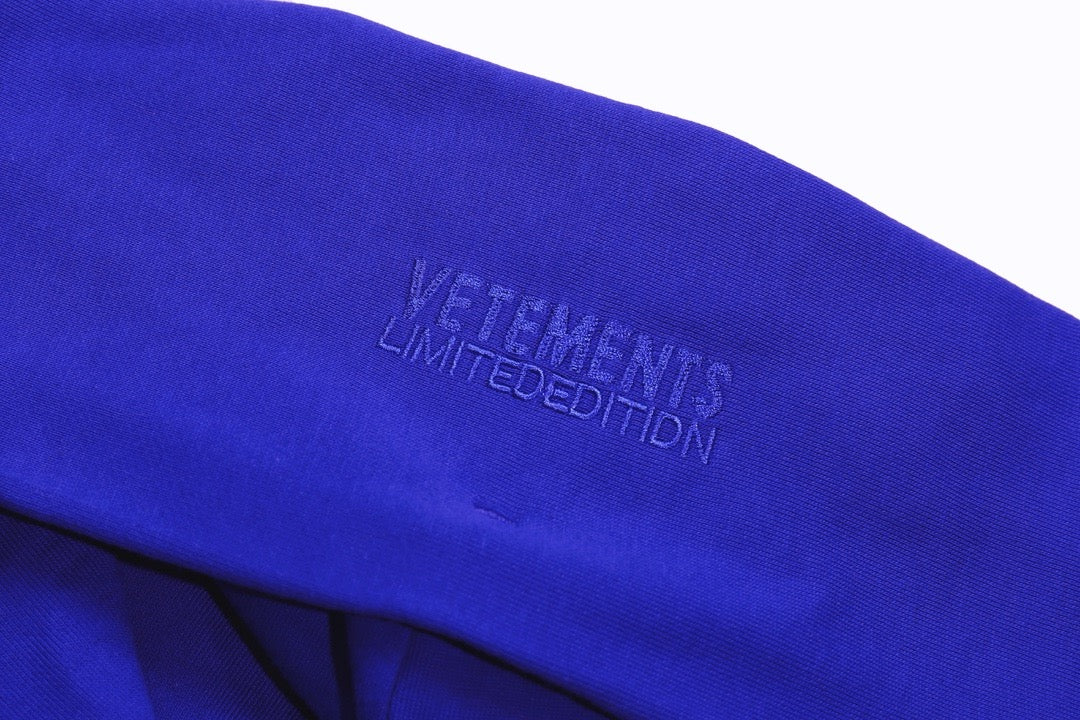 Schwarzer, roter und blauer Kapuzenpullover