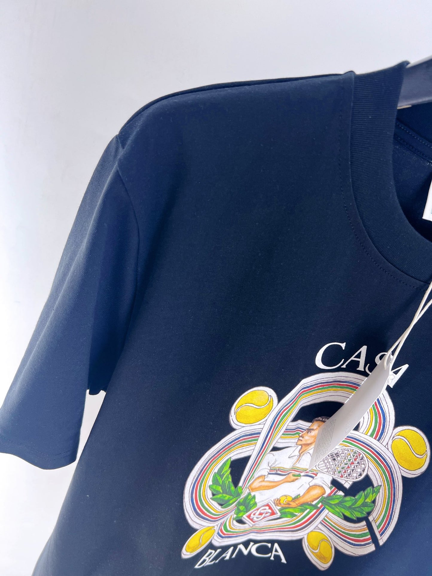 Camiseta azul y blanca