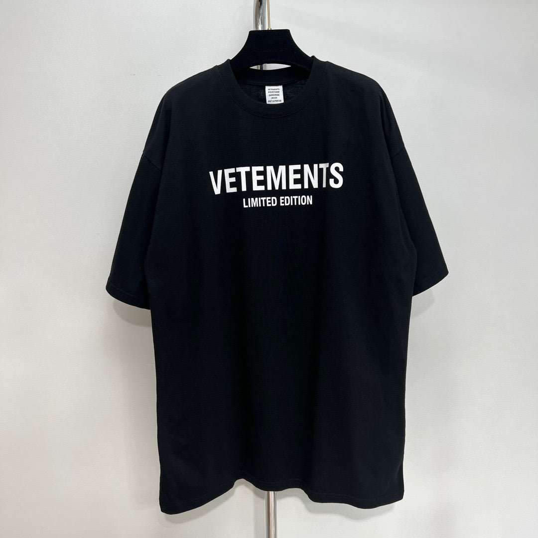 Schwarz-weiße T-Shirts