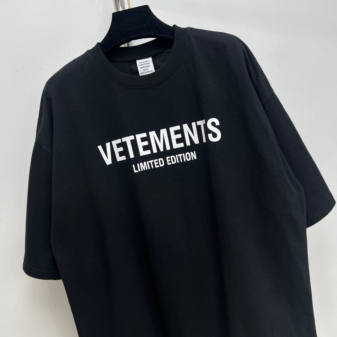 Schwarz-weiße T-Shirts