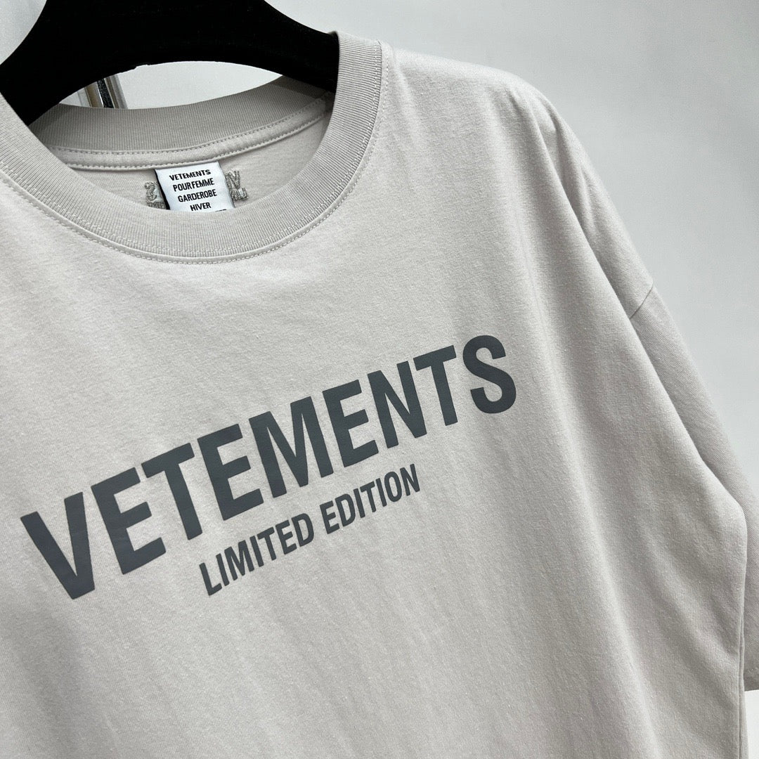 Schwarz-weiße T-Shirts