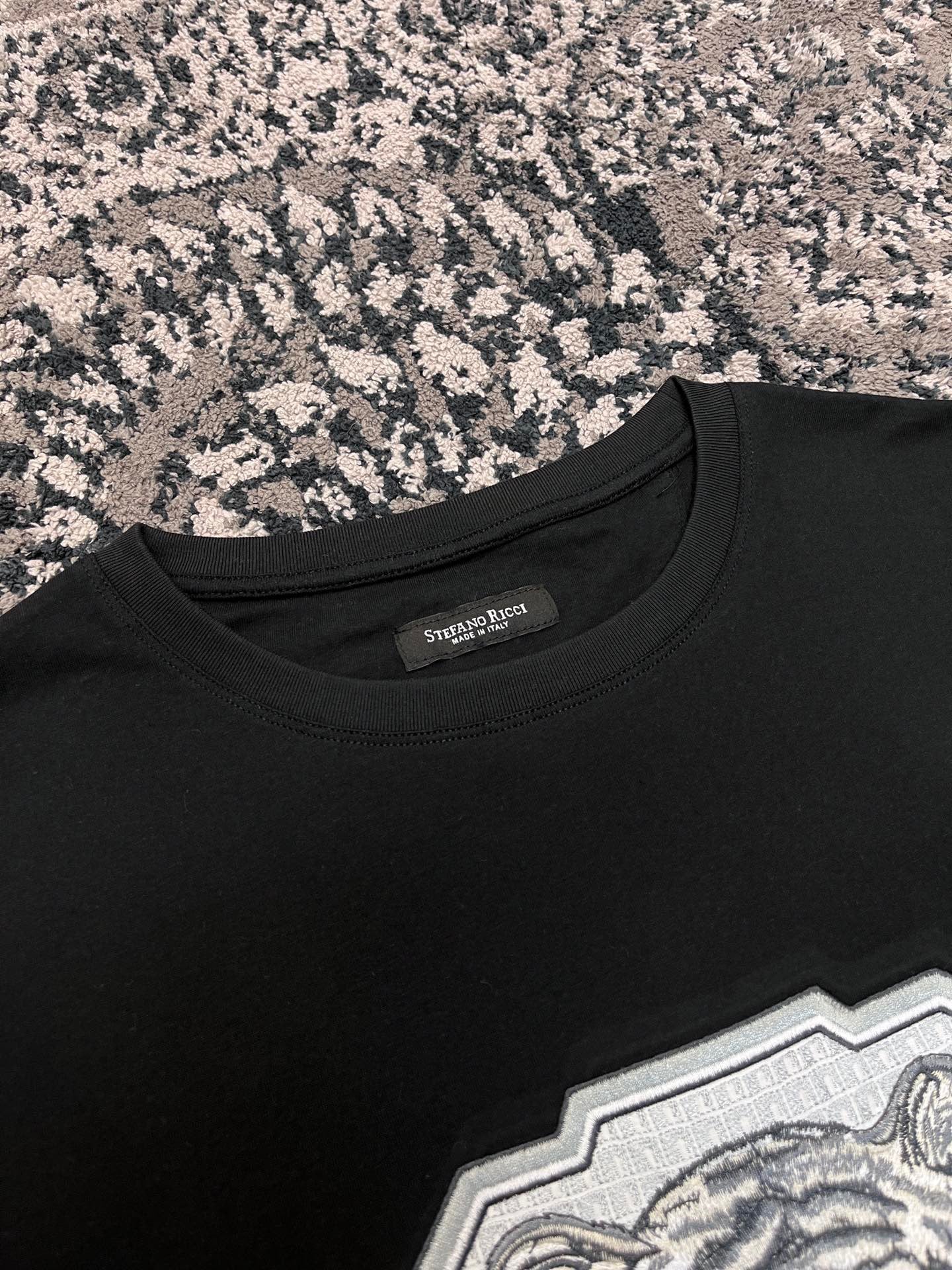 Schwarz-Weiß-T-Shirts
