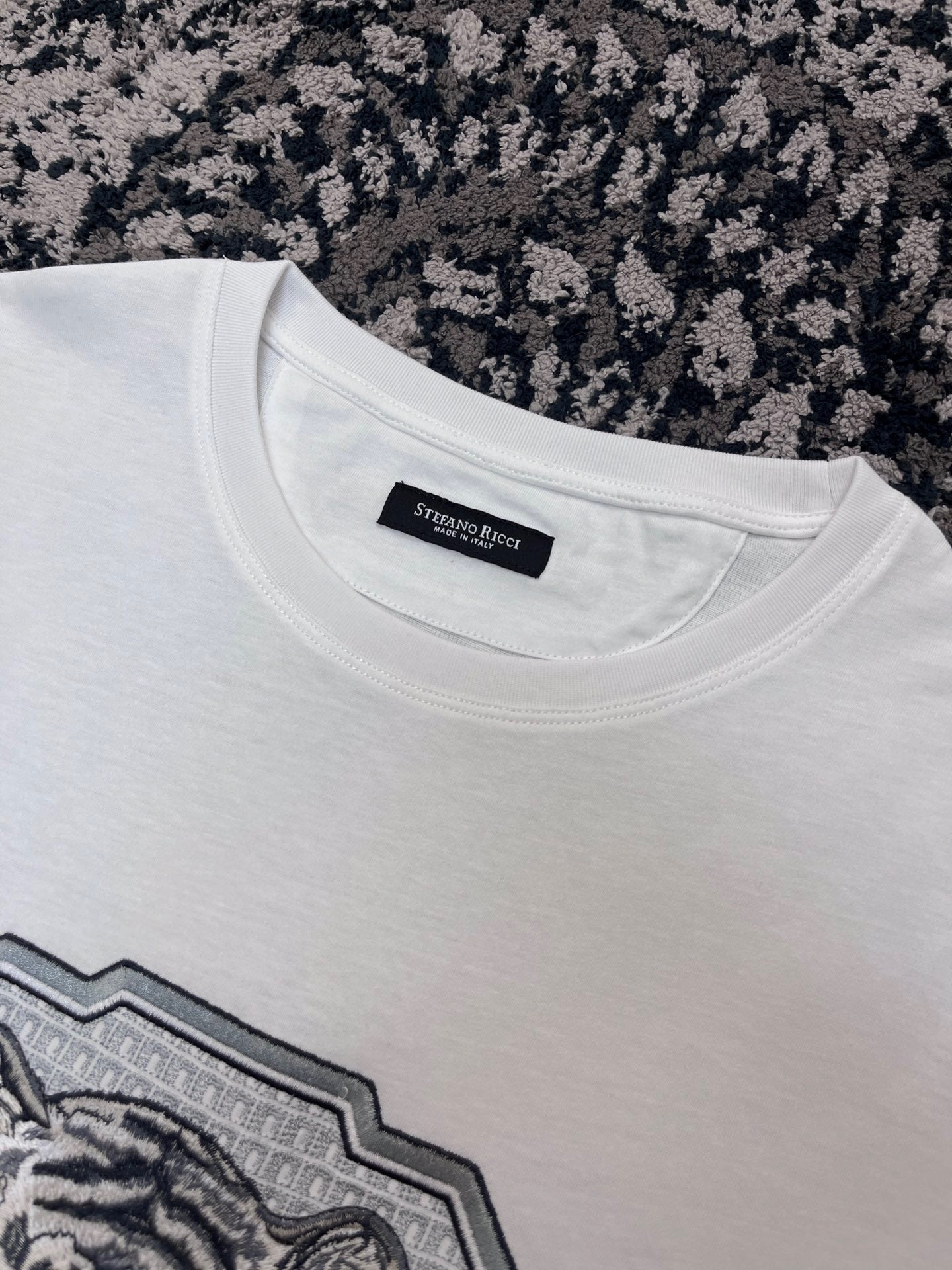 Schwarz-Weiß-T-Shirts
