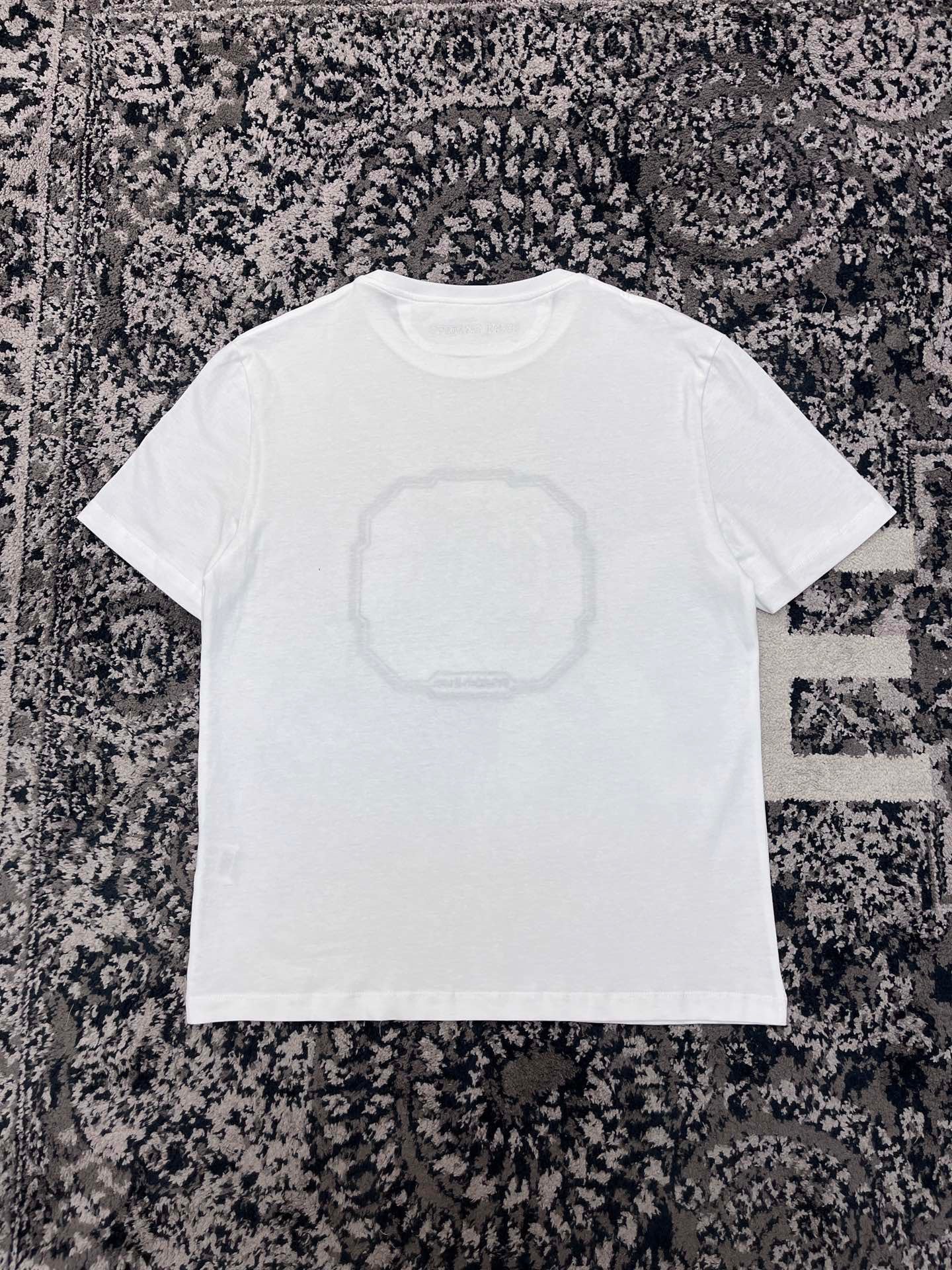 Schwarz-Weiß-T-Shirts