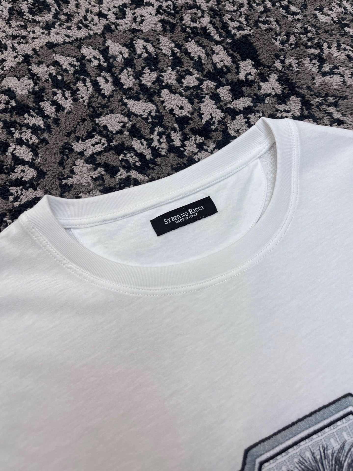 Schwarz-Weiß-T-Shirts
