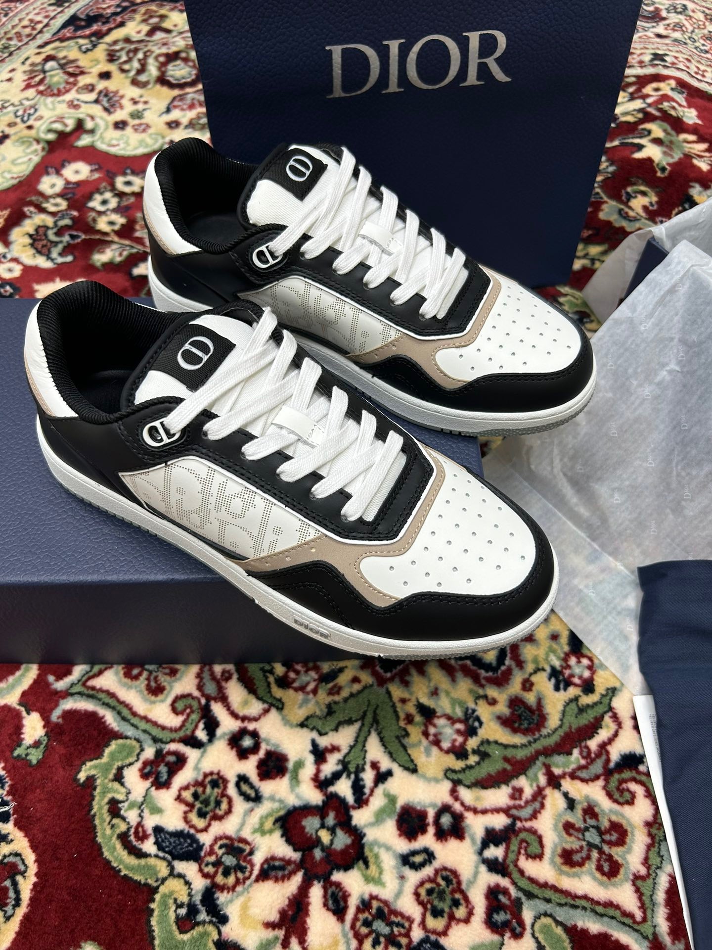 Weiße schwarze Schuhe