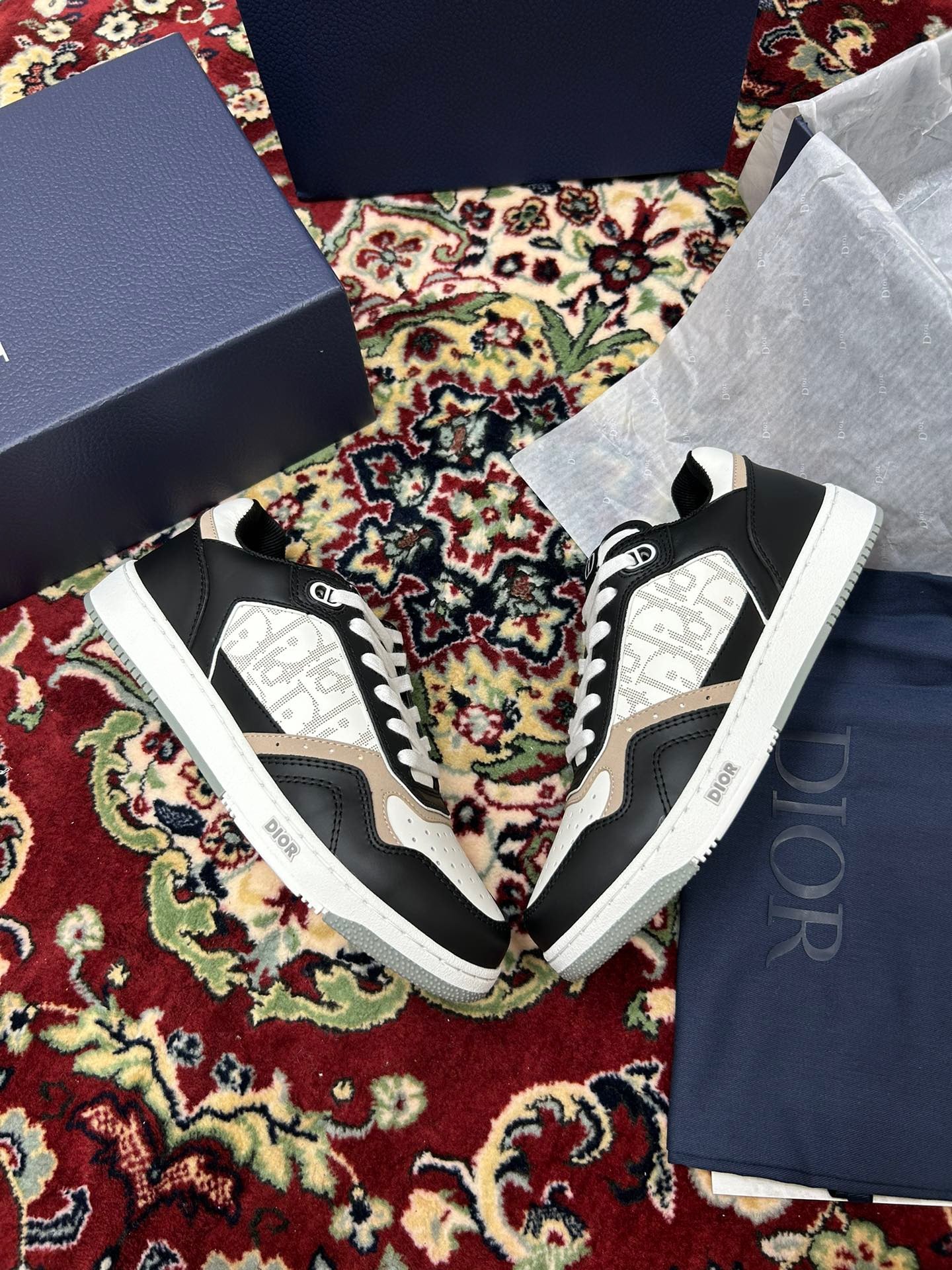 Weiße schwarze Schuhe