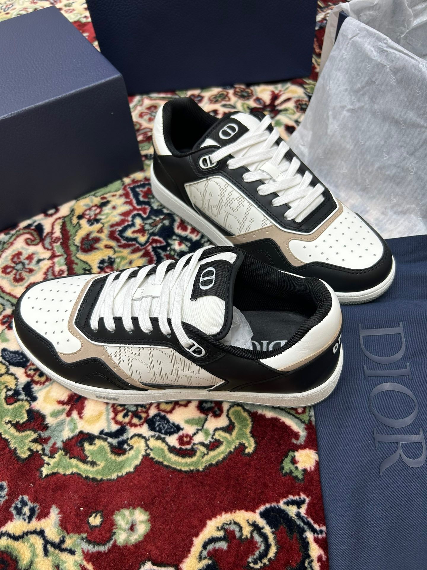 Weiße schwarze Schuhe