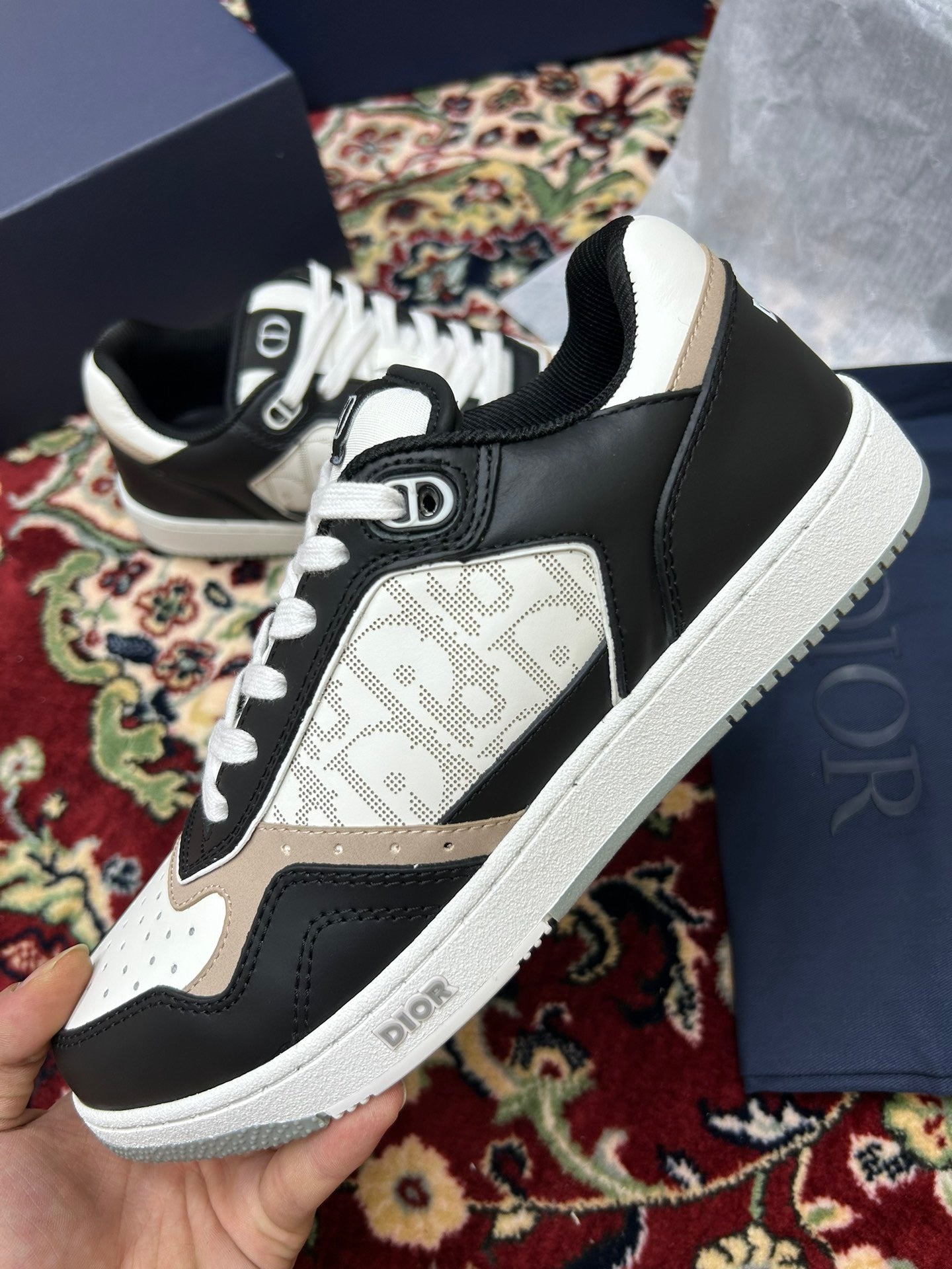 Weiße schwarze Schuhe