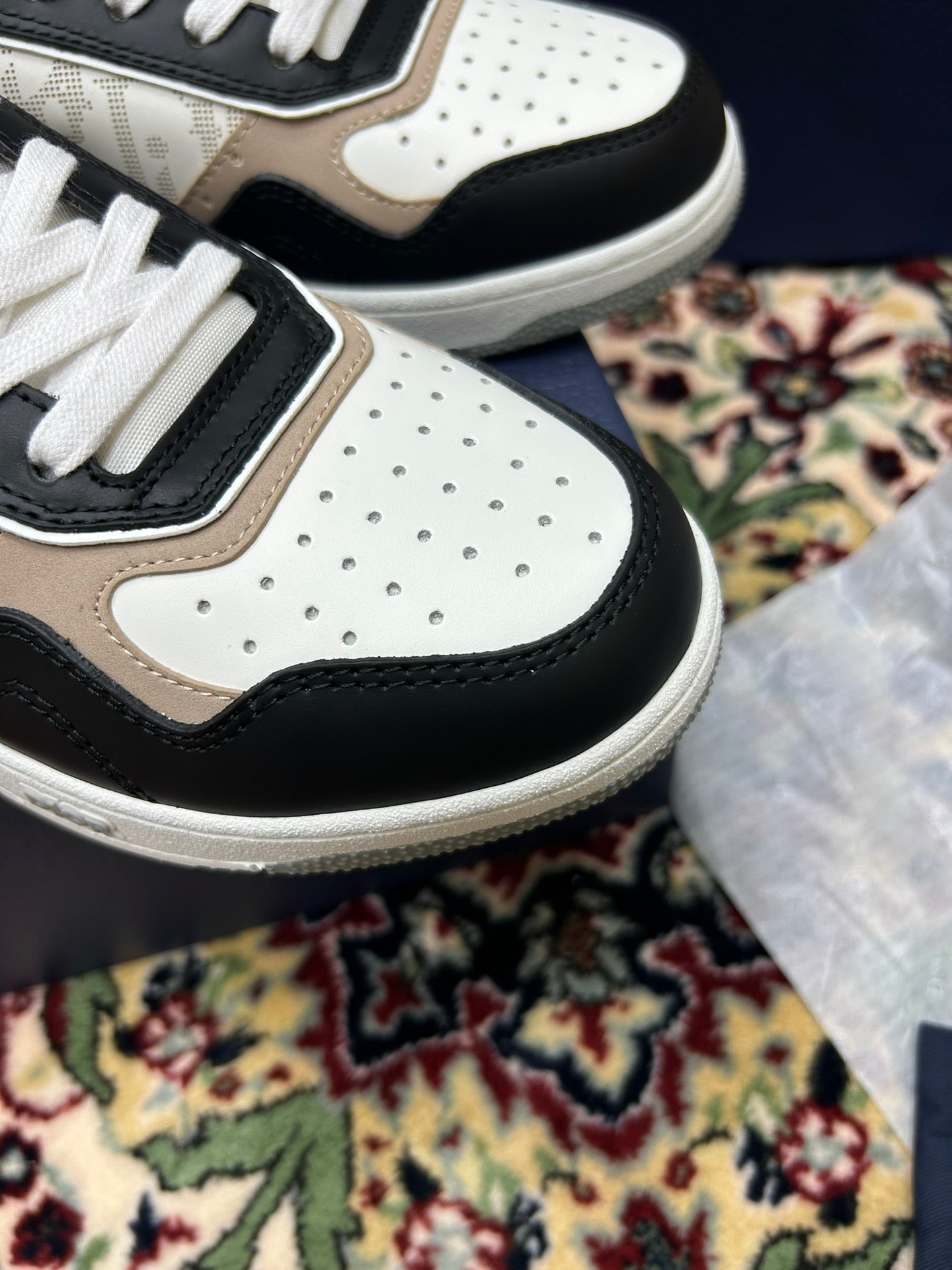 Weiße schwarze Schuhe