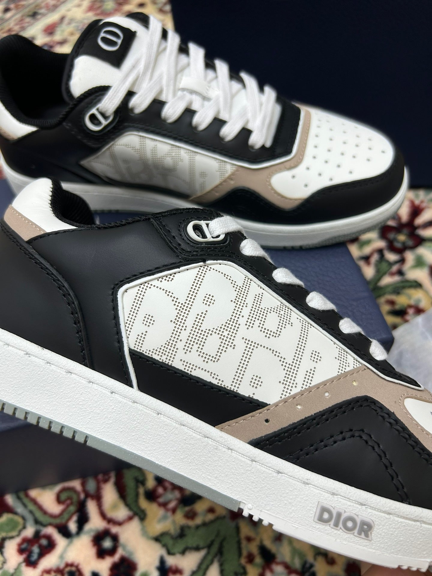 Weiße schwarze Schuhe