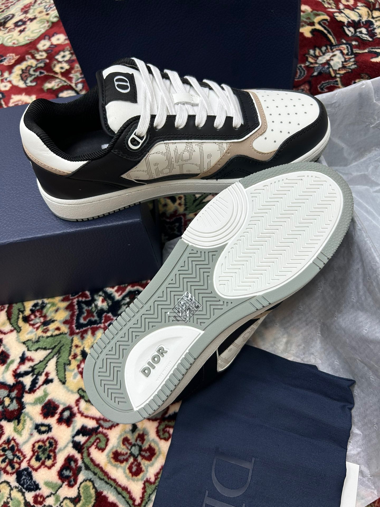 Weiße schwarze Schuhe