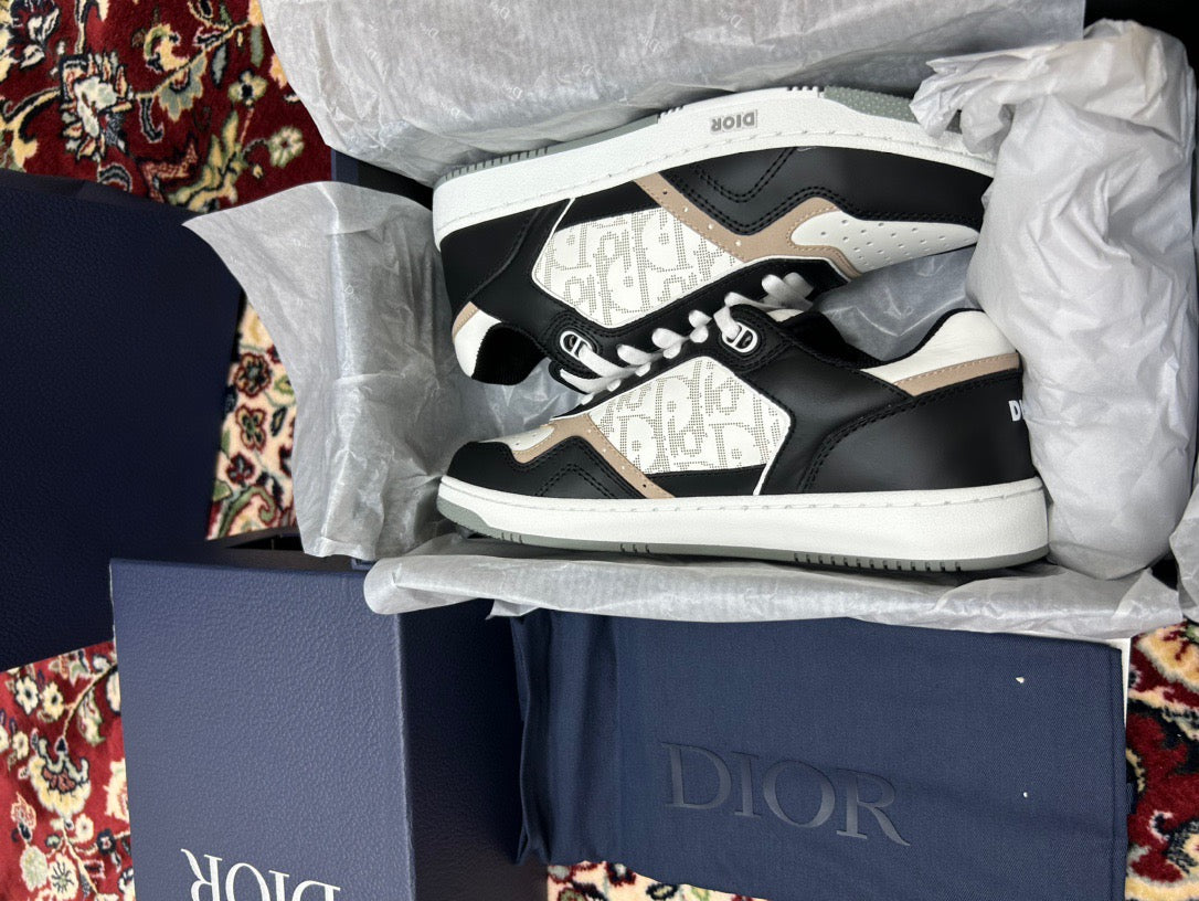 Weiße schwarze Schuhe