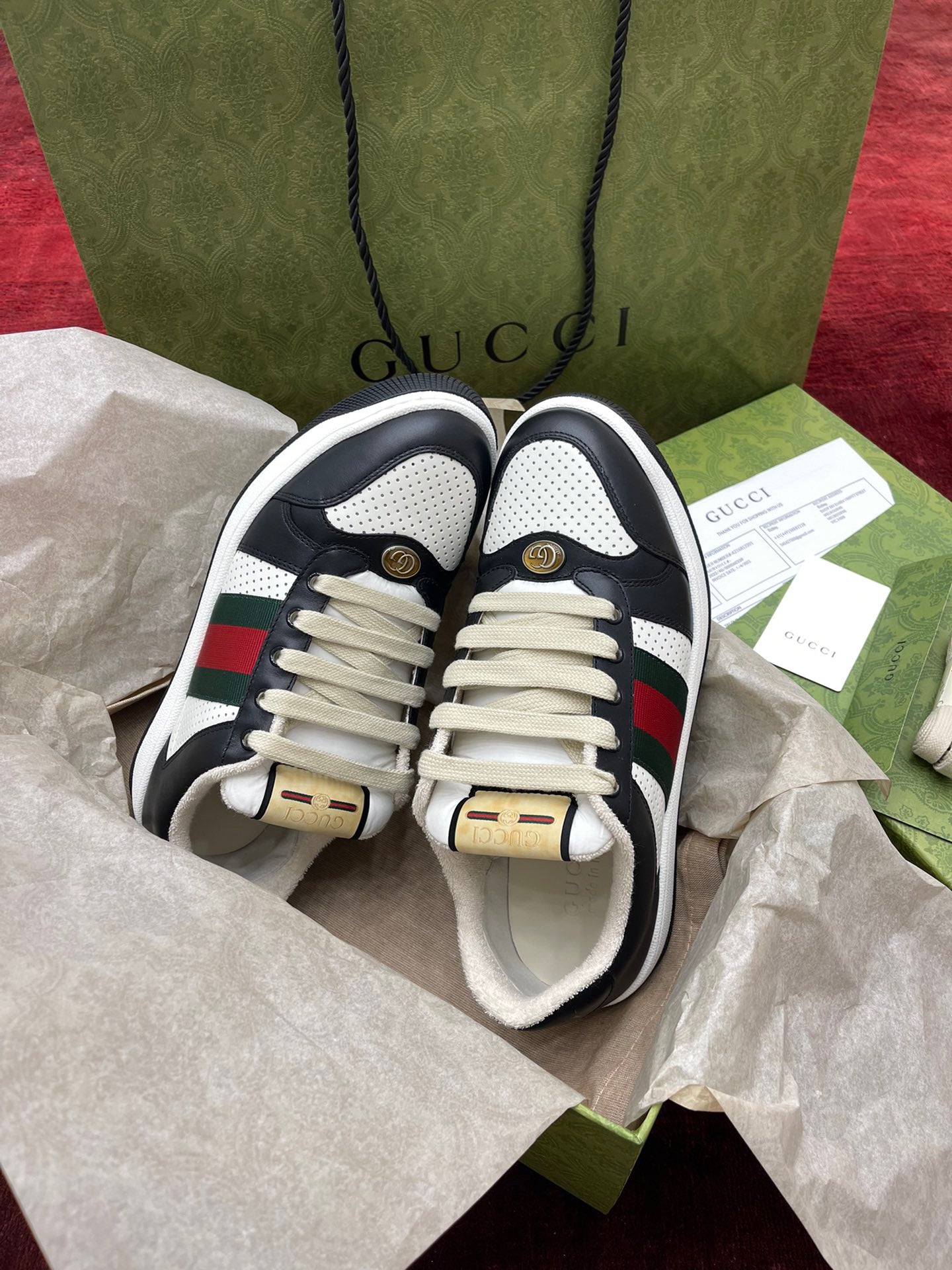 Schwarz-weiße Schuhe