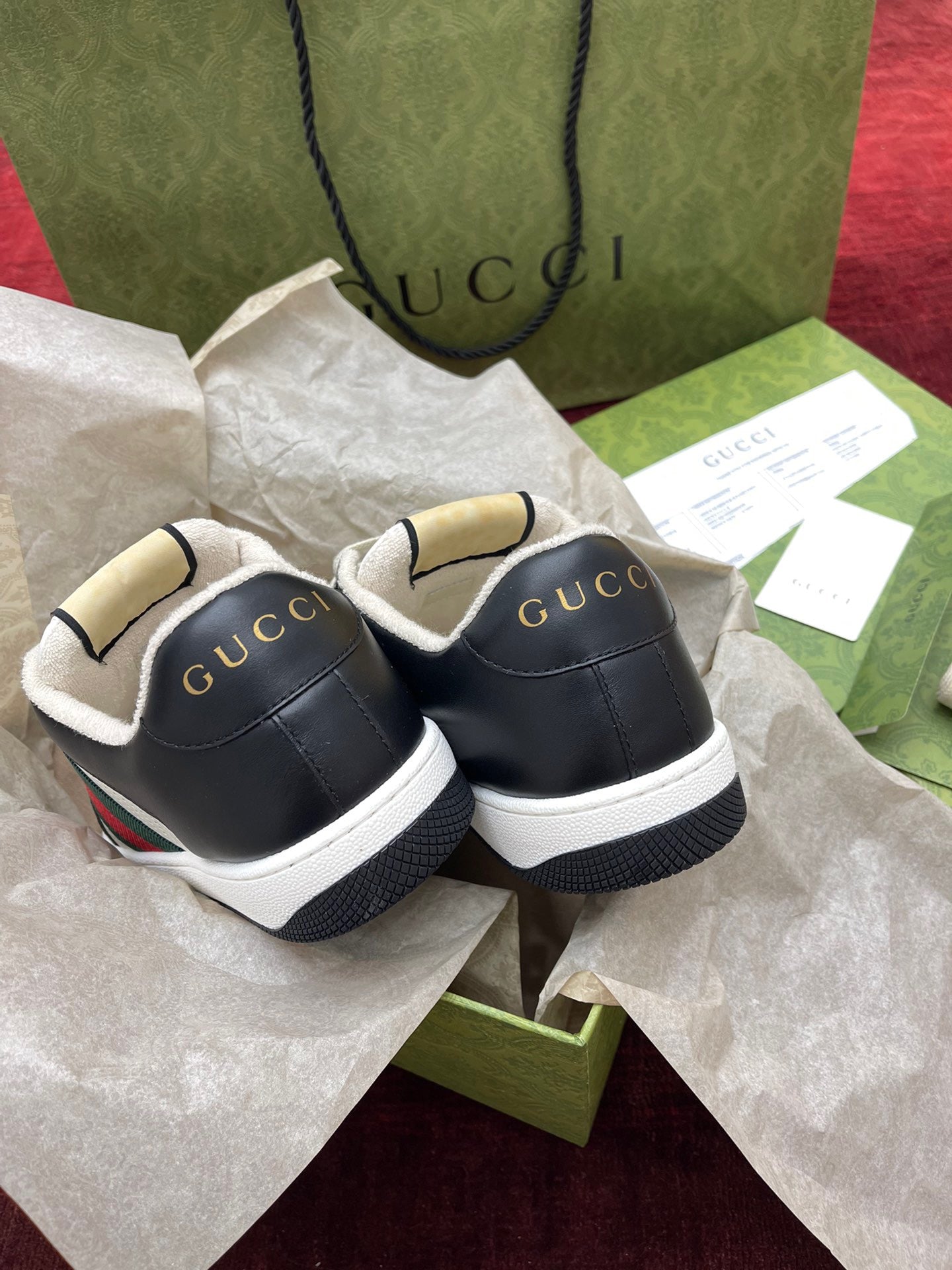 Schwarz-weiße Schuhe