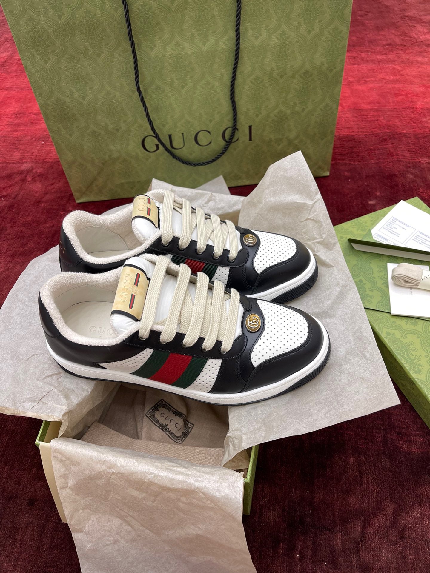 Schwarz-weiße Schuhe