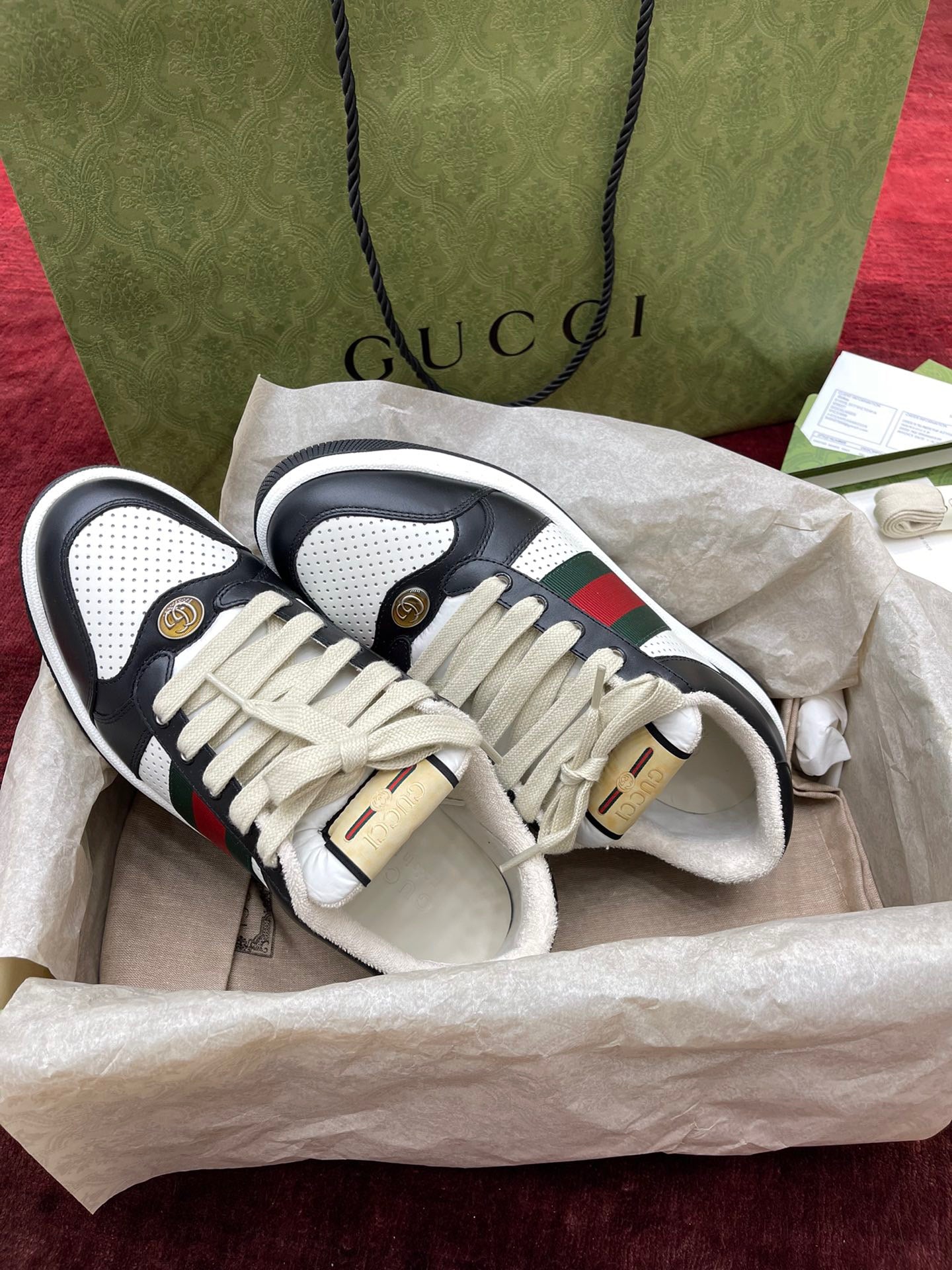 Schwarz-weiße Schuhe