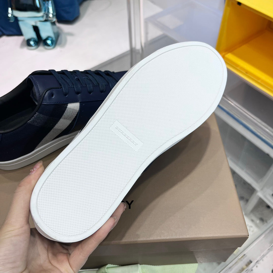 Schwarz-weiße Schuhe
