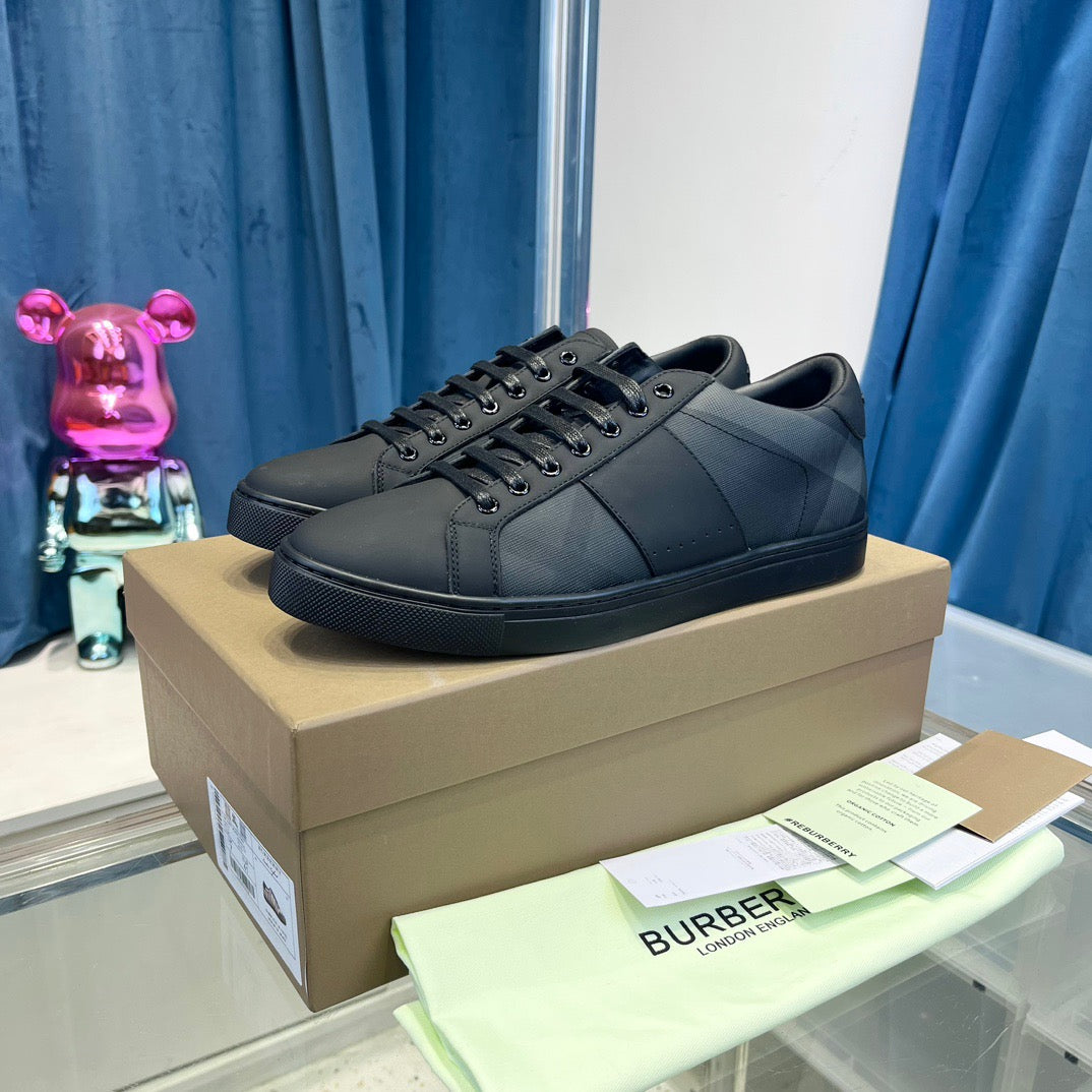 Schwarze Schuhe