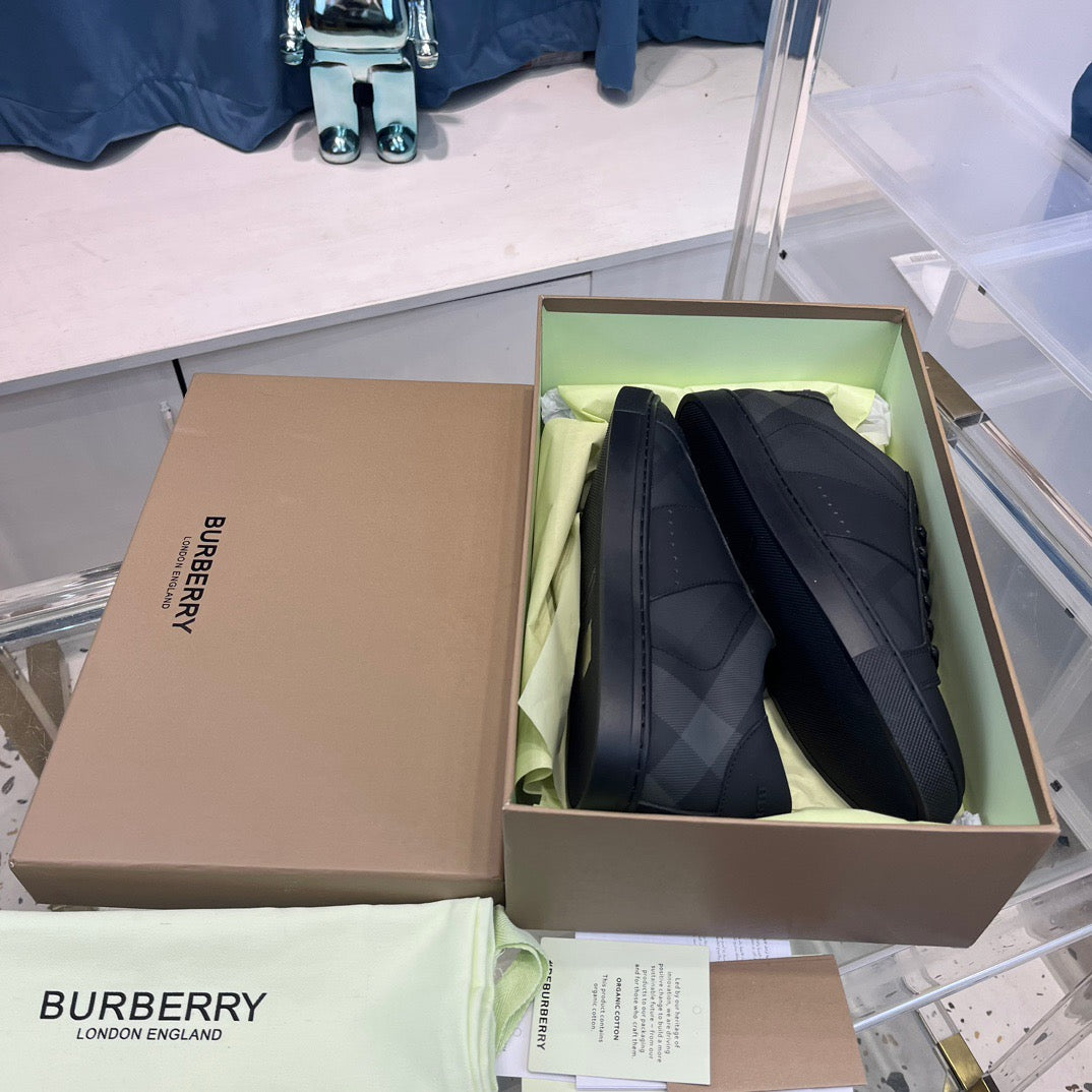 Schwarze Schuhe