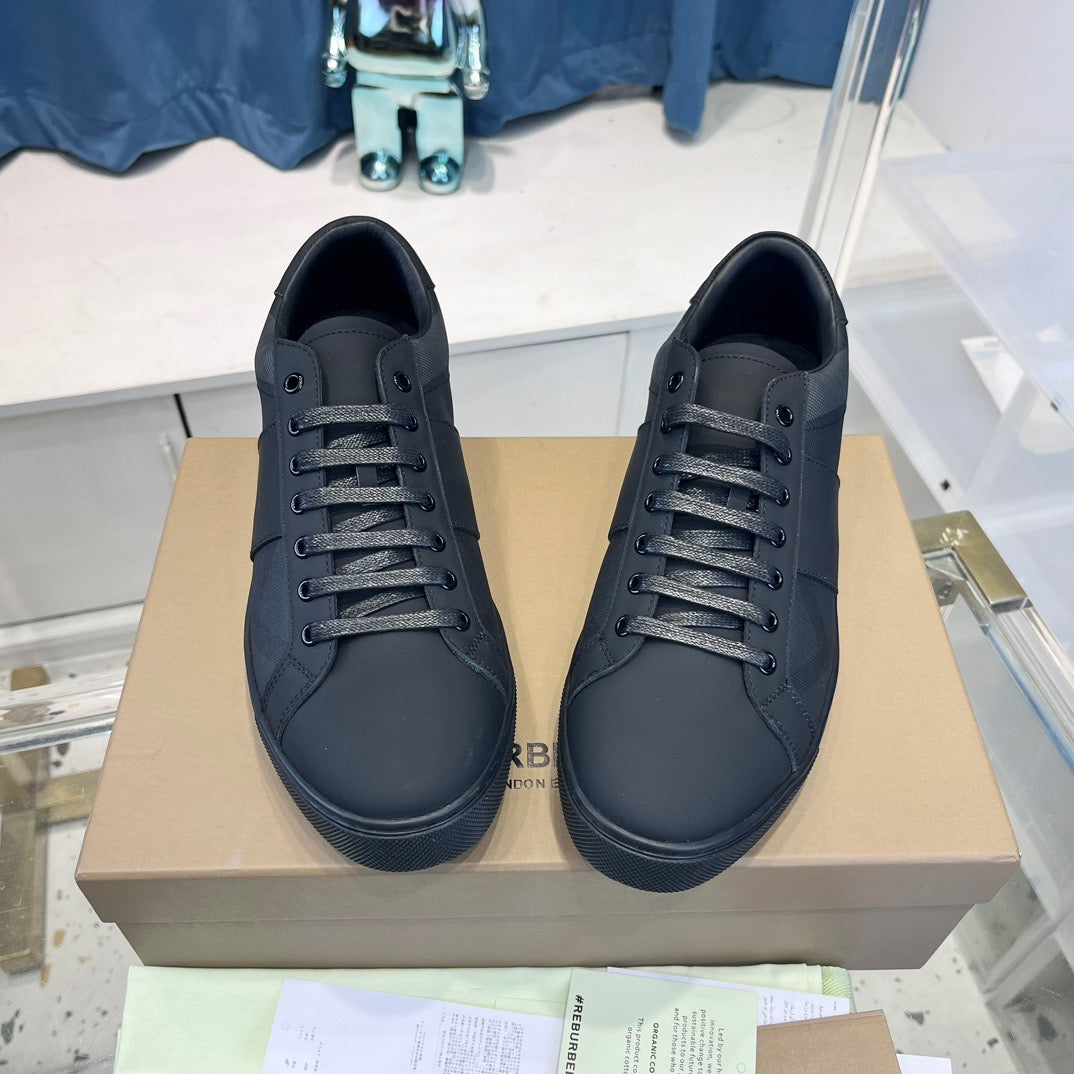 Schwarze Schuhe