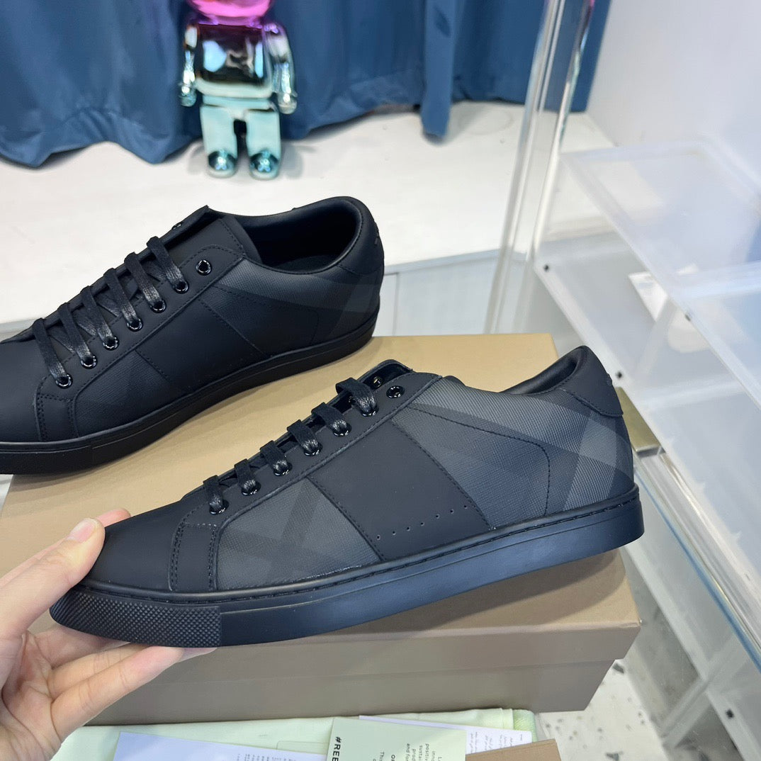 Schwarze Schuhe