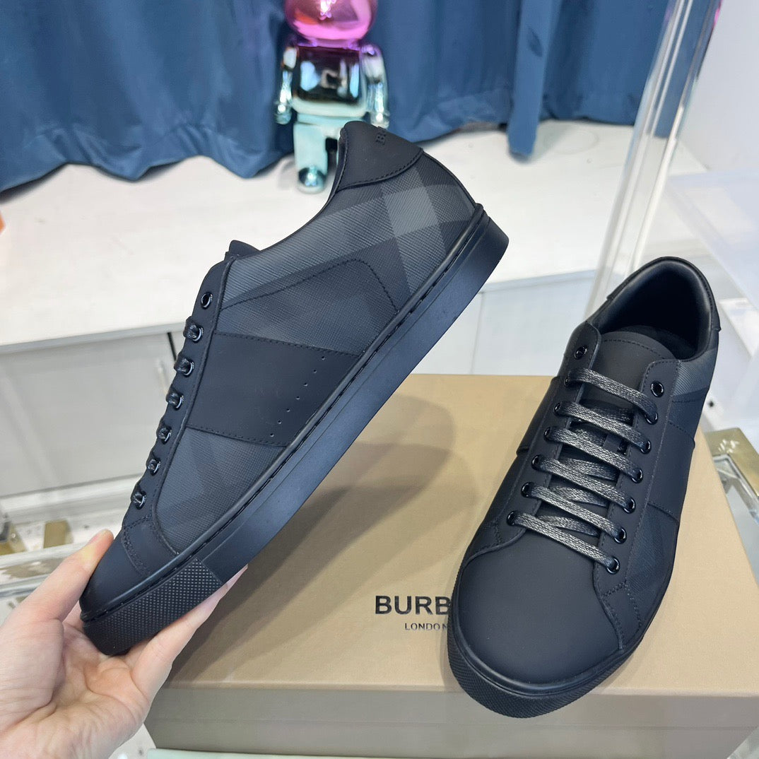Schwarze Schuhe