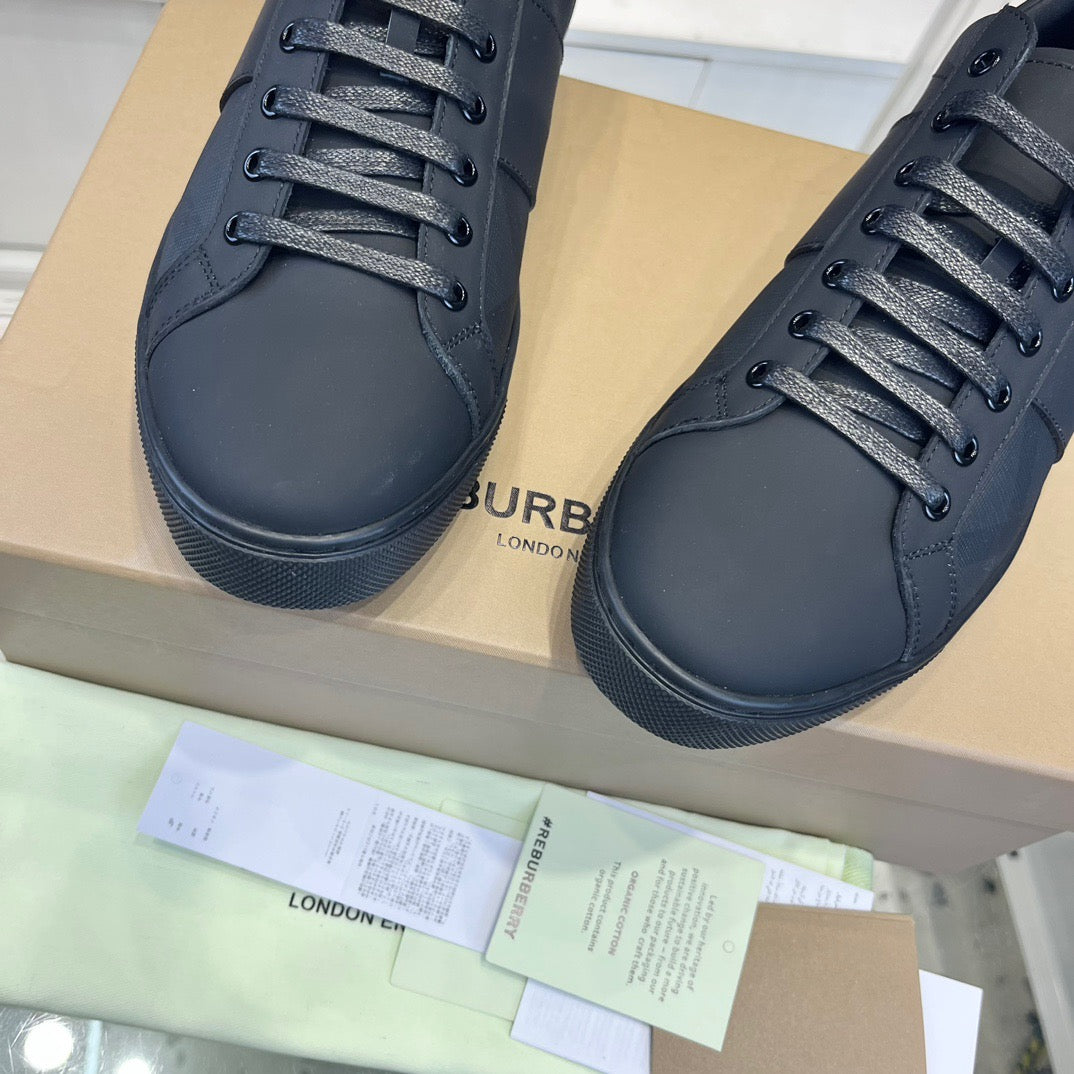 Schwarze Schuhe