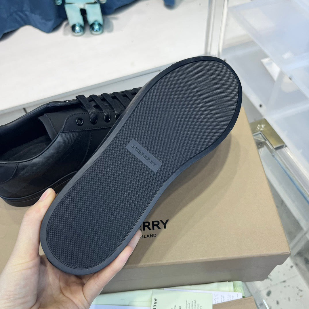 Schwarze Schuhe