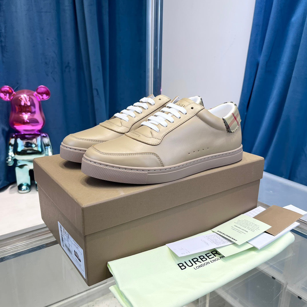 Braungraue Schuhe