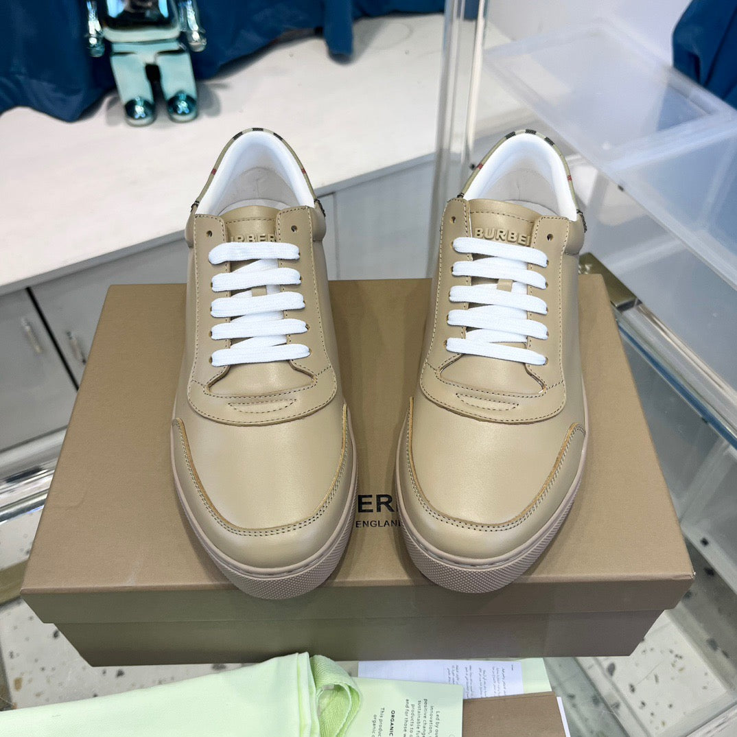 Braungraue Schuhe