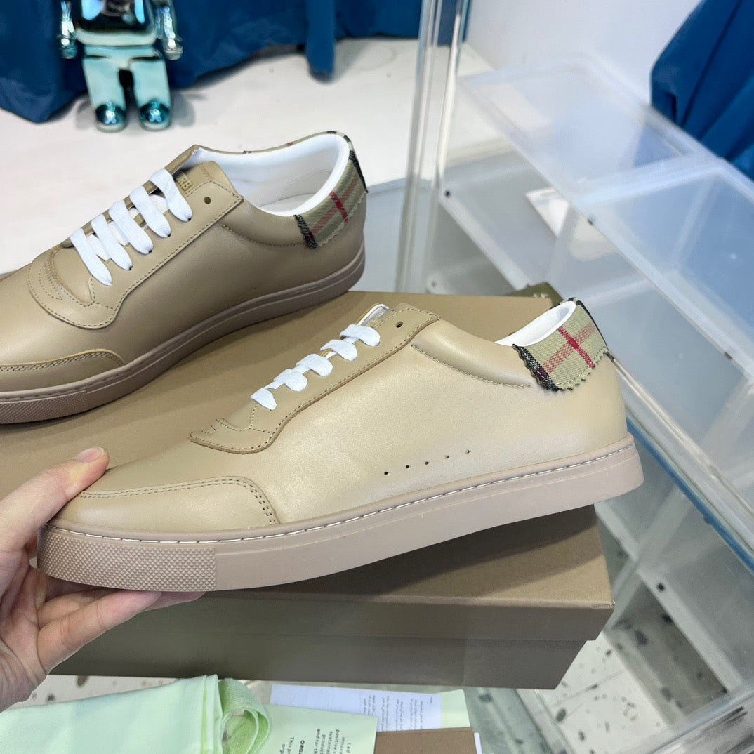 Braungraue Schuhe