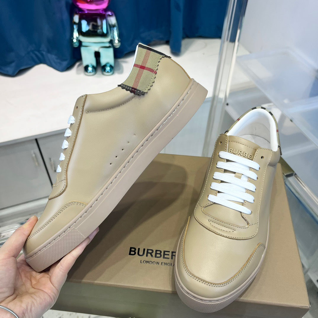 Braungraue Schuhe