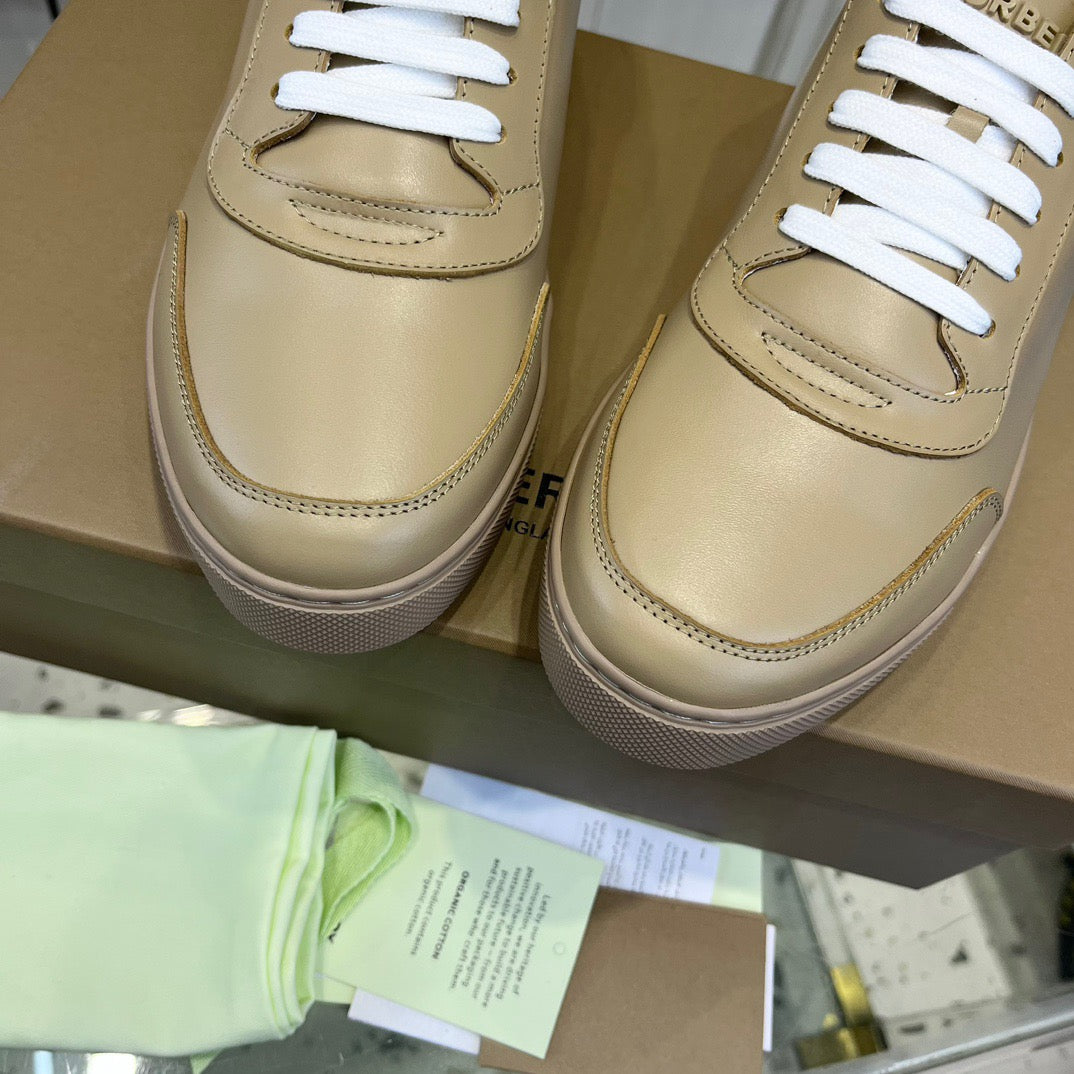 Braungraue Schuhe
