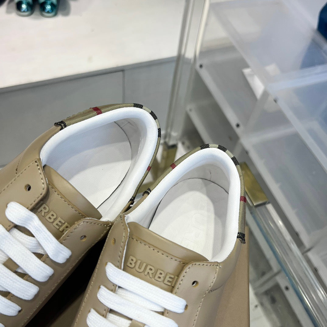 Braungraue Schuhe