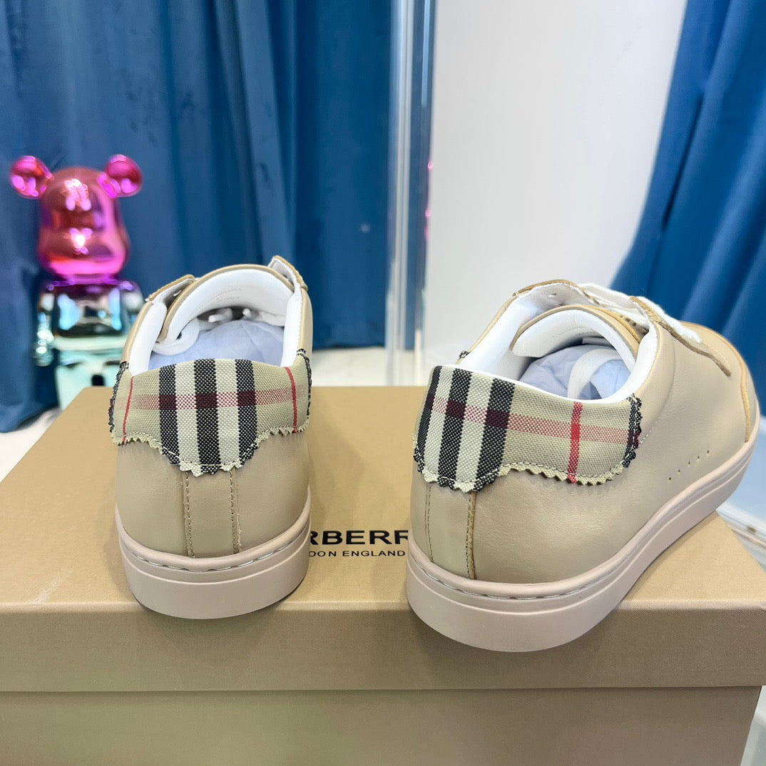 Braungraue Schuhe