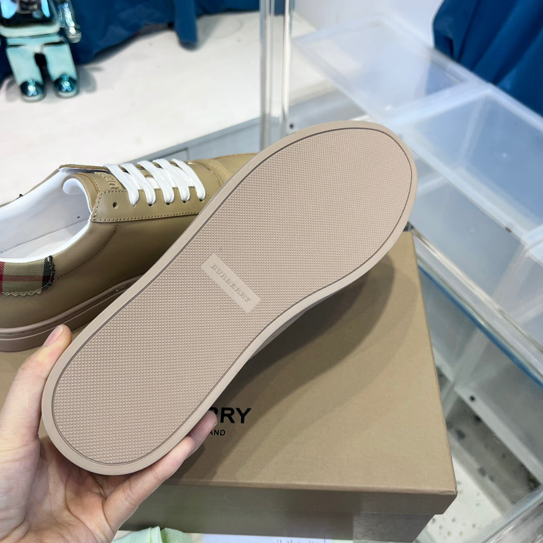 Braungraue Schuhe
