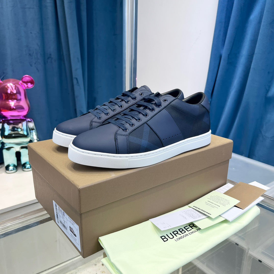 Blau-weiße Schuhe