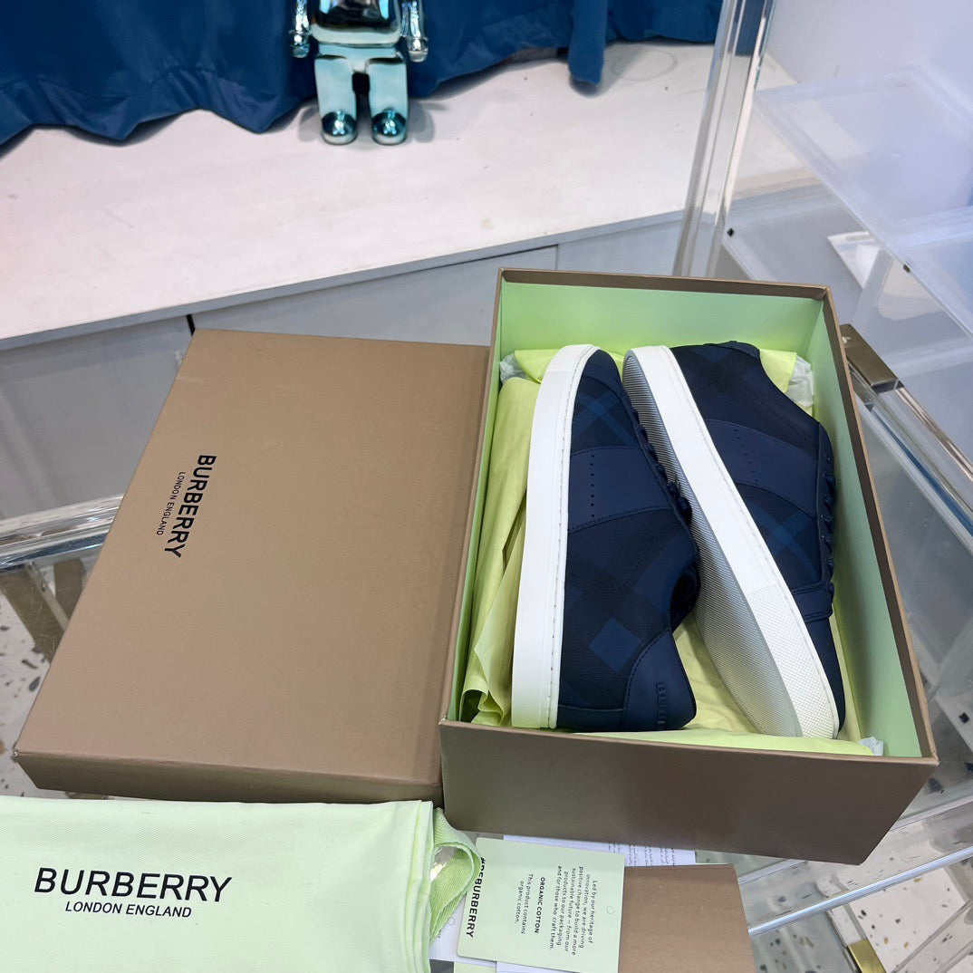 Blau-weiße Schuhe