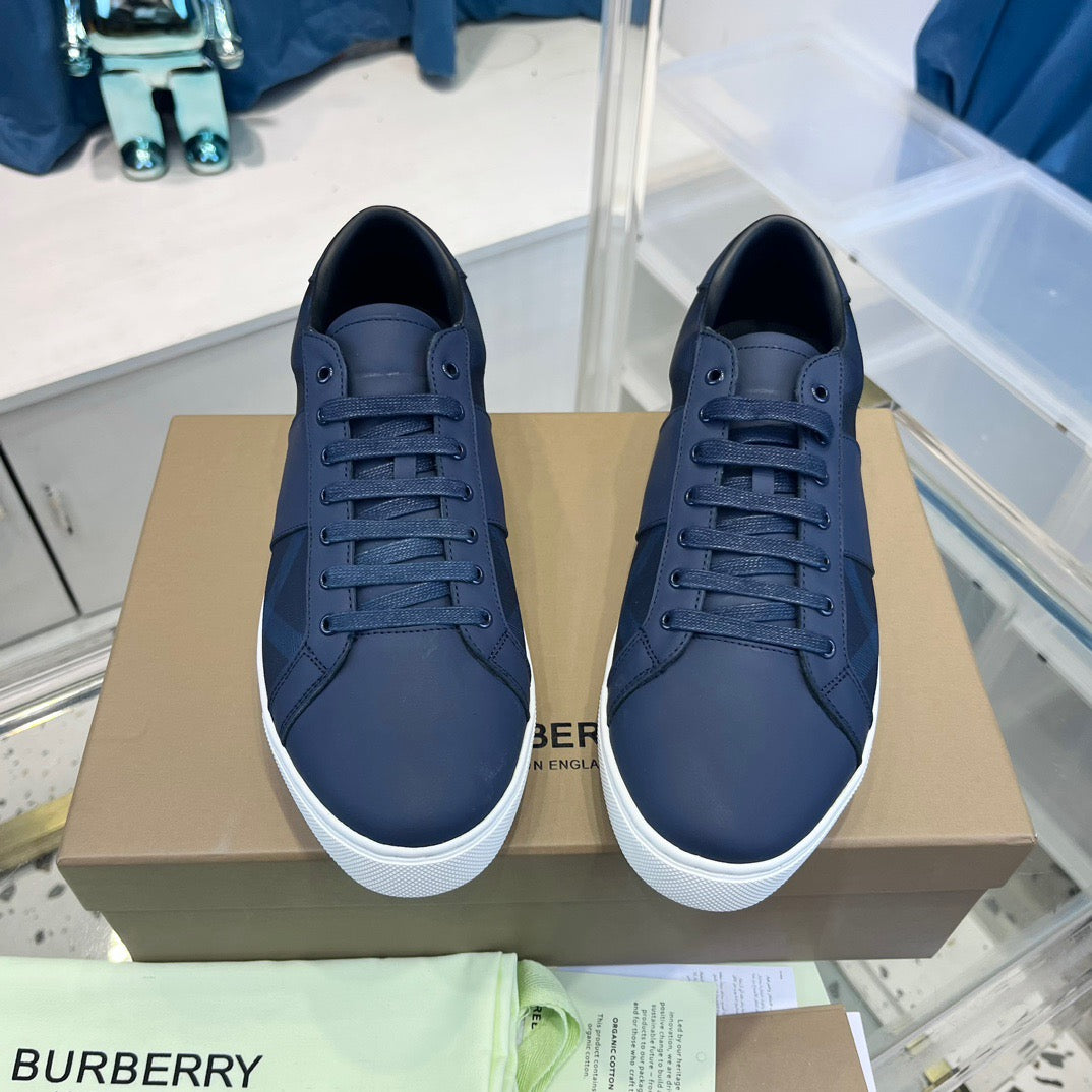 Blau-weiße Schuhe
