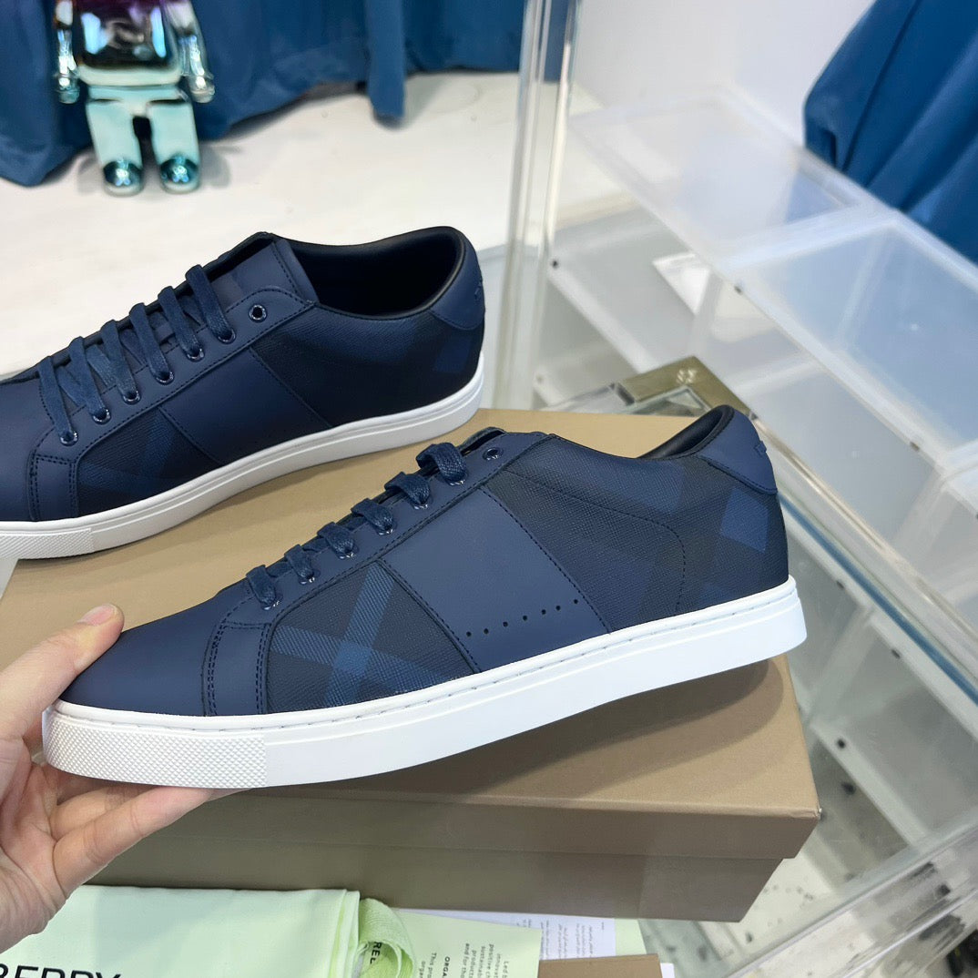 Blau-weiße Schuhe