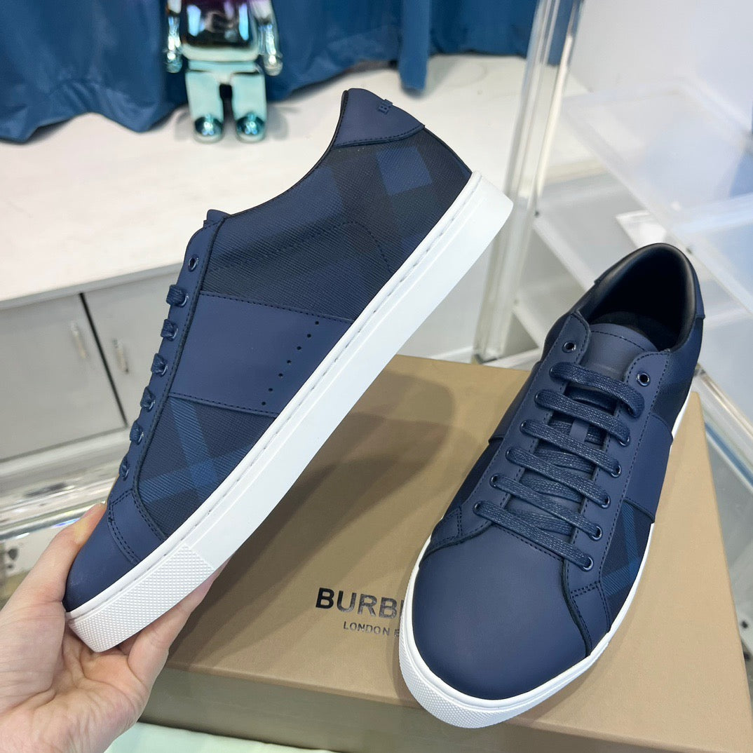 Blau-weiße Schuhe