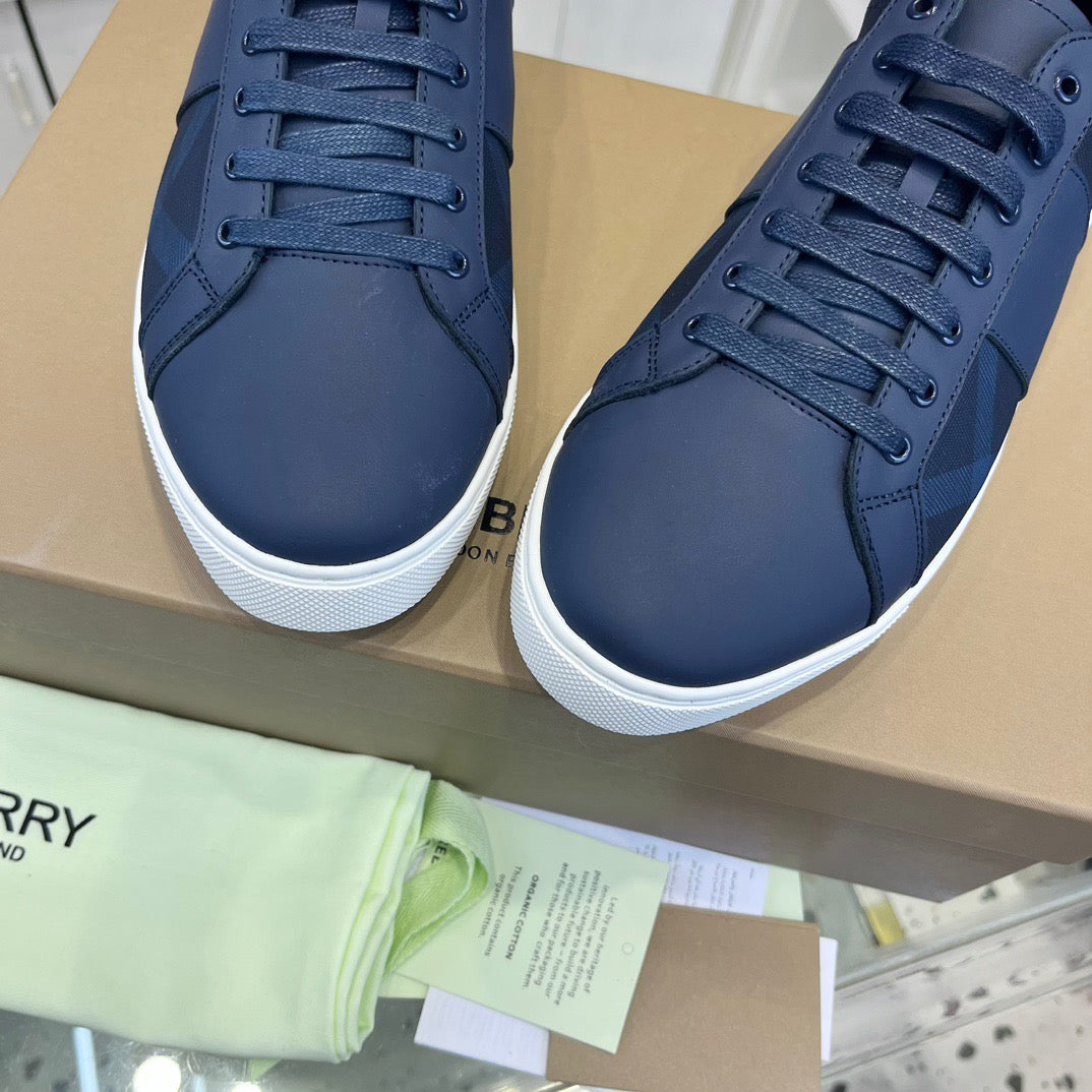 Blau-weiße Schuhe