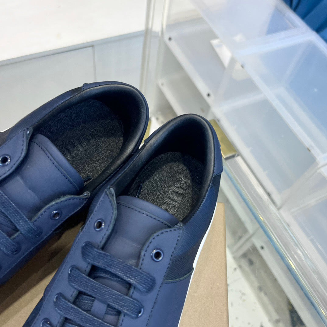 Blau-weiße Schuhe