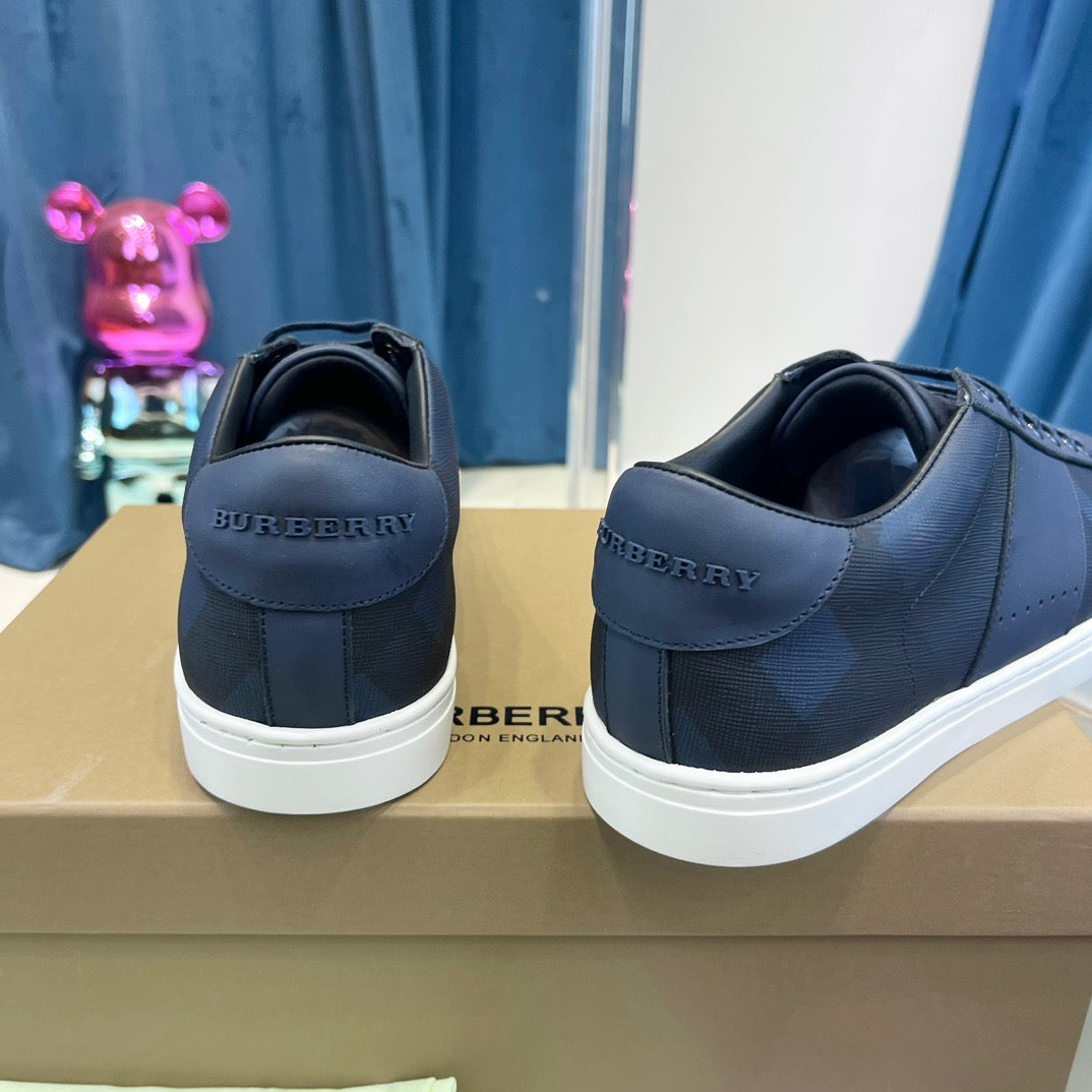 Blau-weiße Schuhe