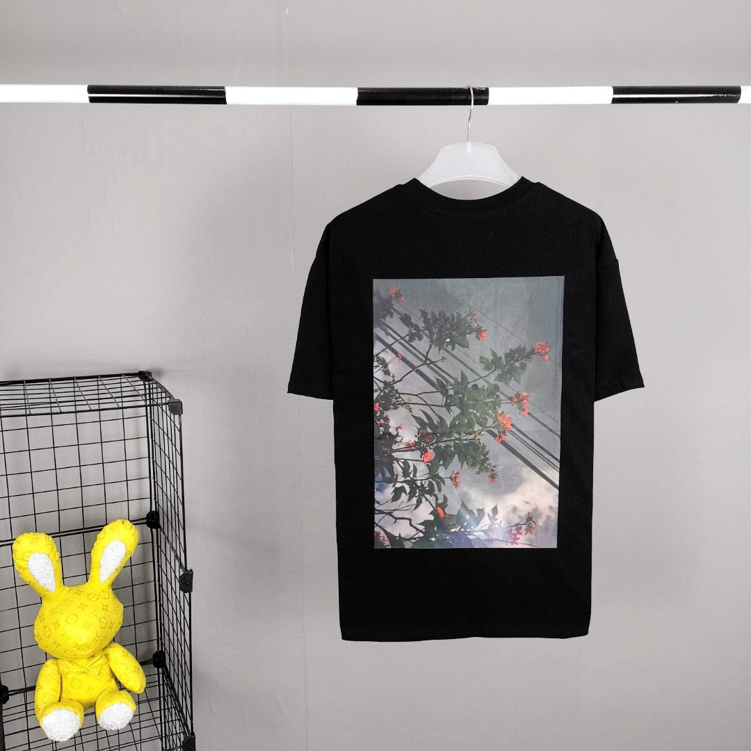 Weiße und schwarze T-Shirts