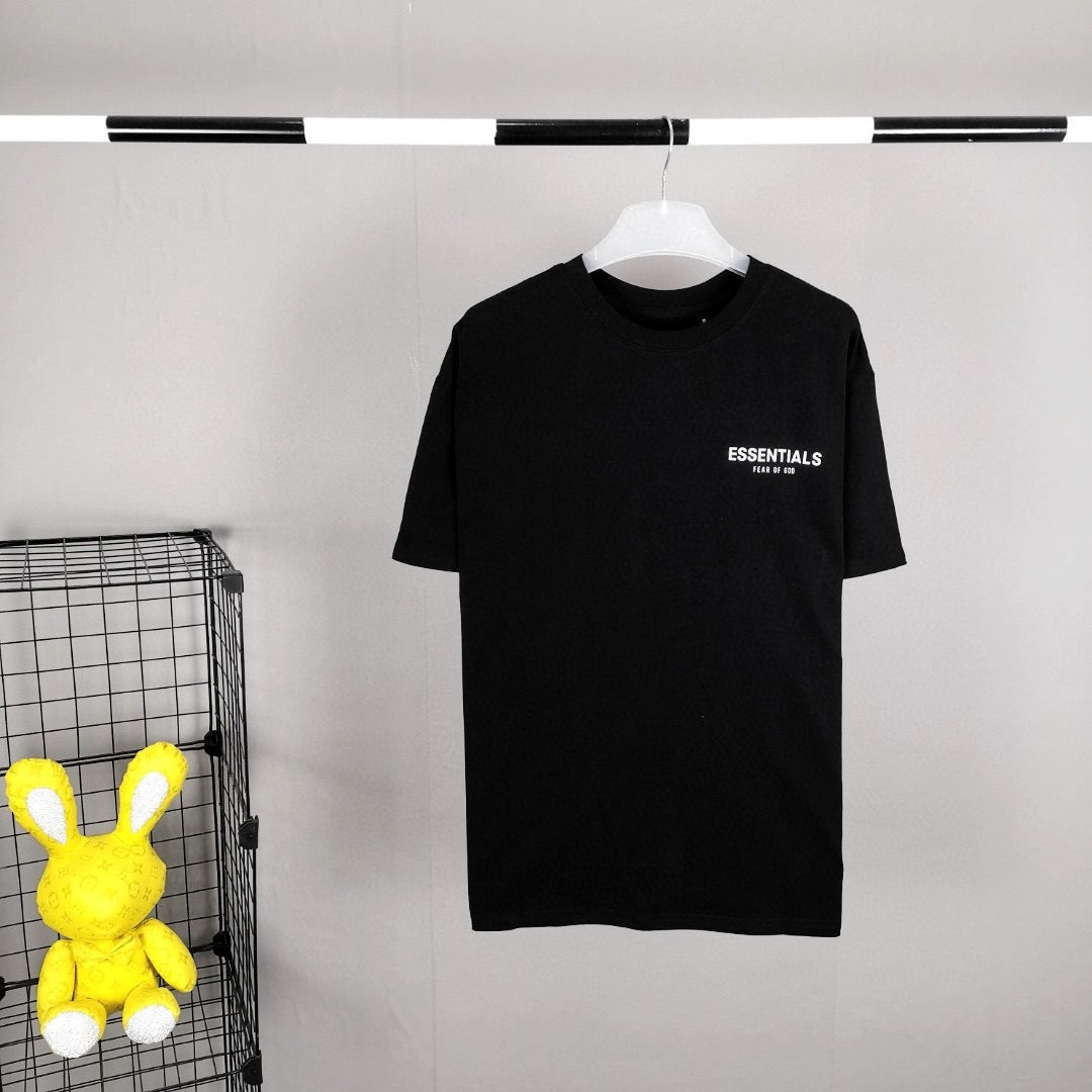 Weiße und schwarze T-Shirts