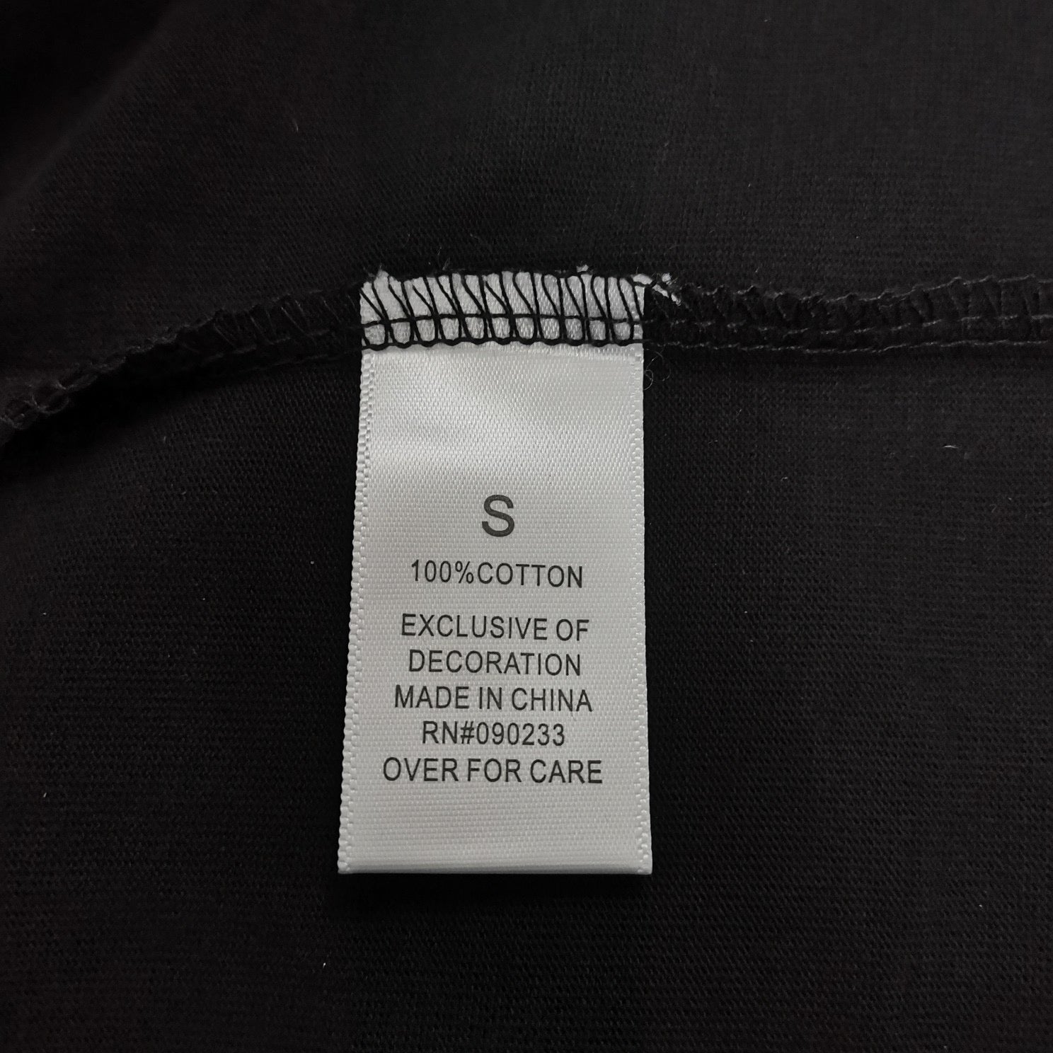 Weiße und schwarze T-Shirts