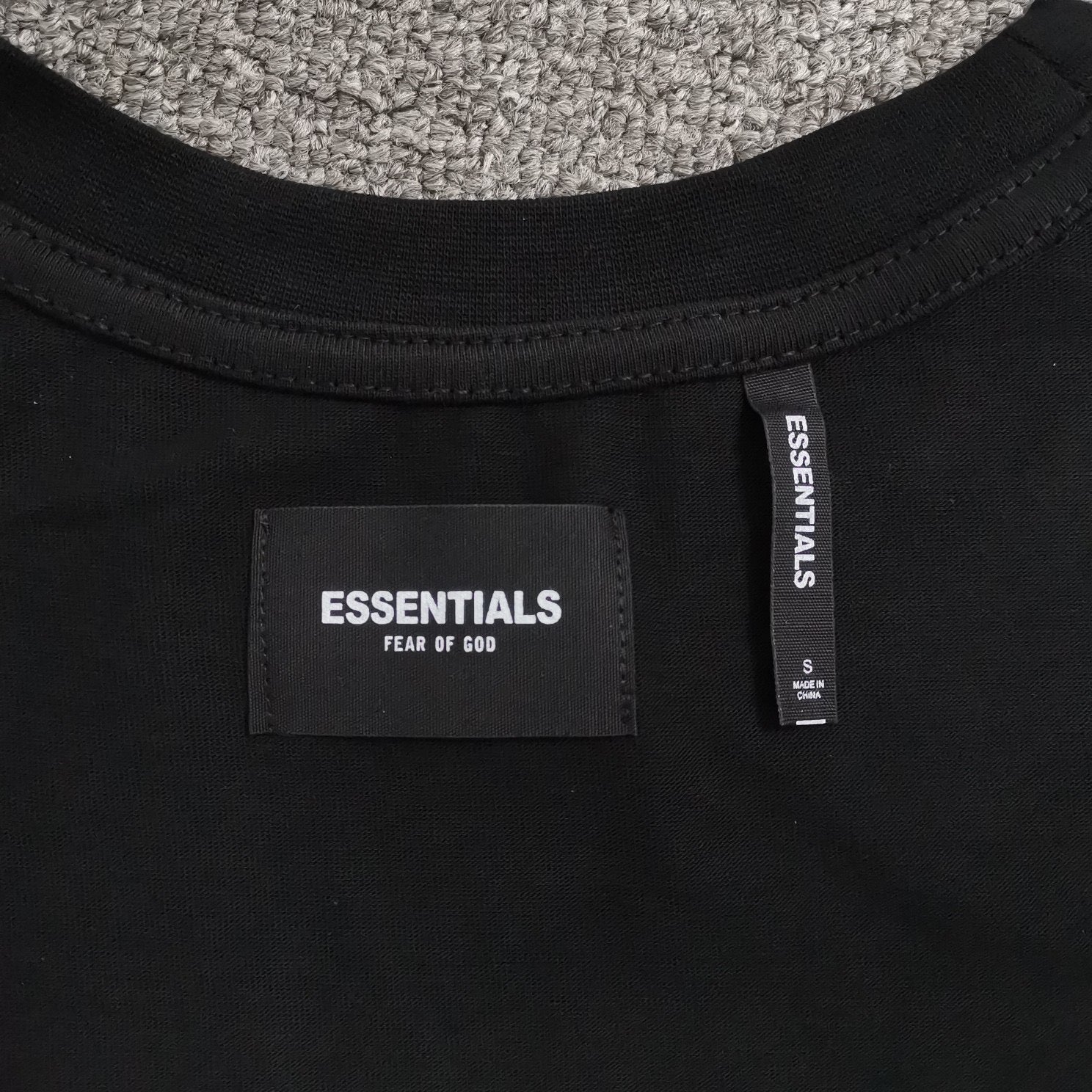Weiße und schwarze T-Shirts