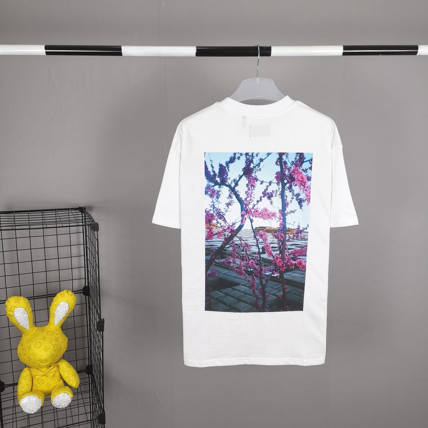 Weiße und schwarze T-Shirts